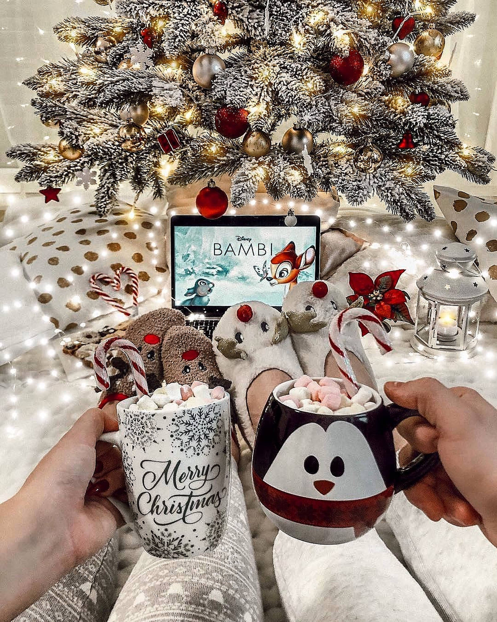Hyggelig juleæstetik med rensdyrsokker Wallpapers