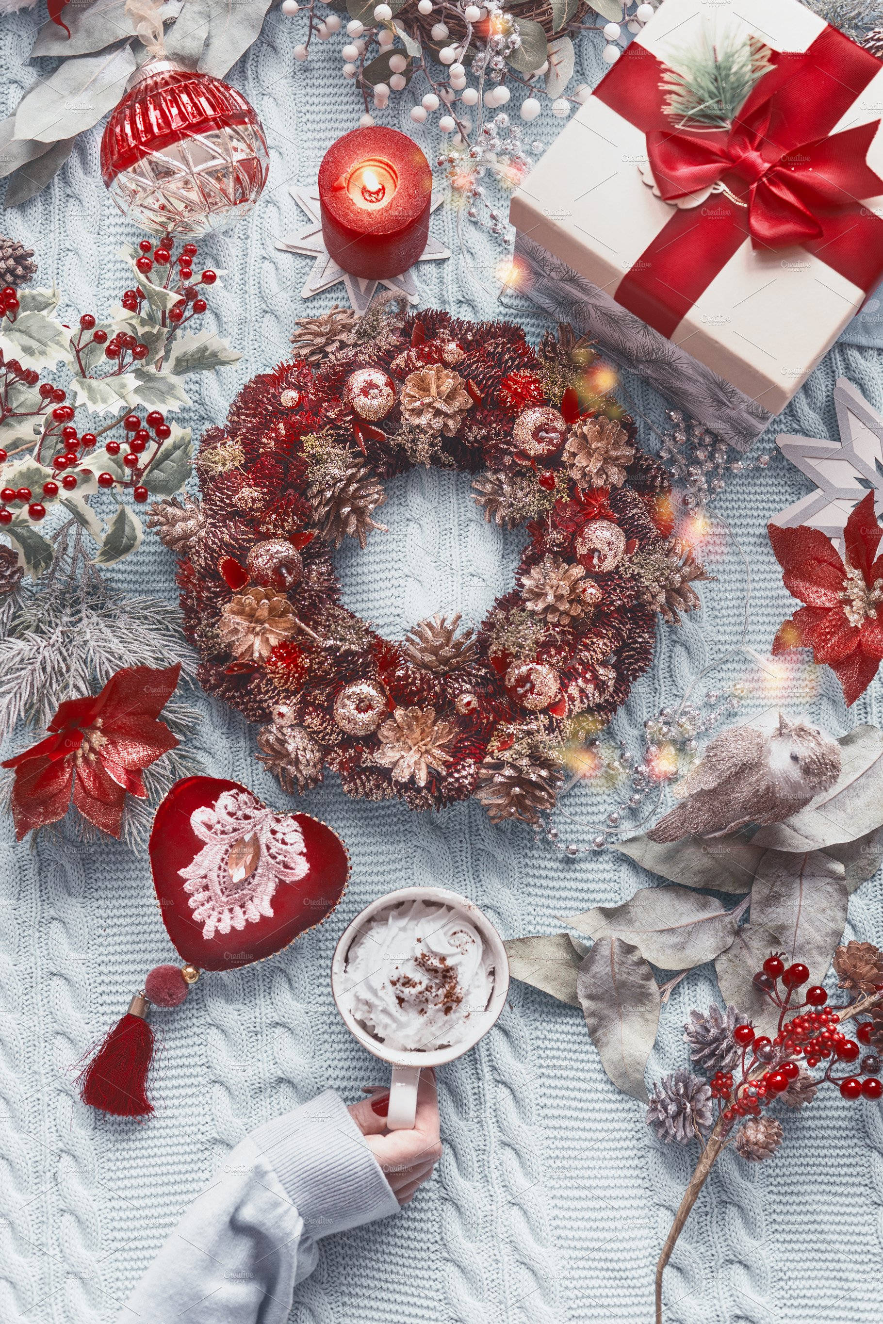 Hyggelig julestemning med rød krans Wallpapers