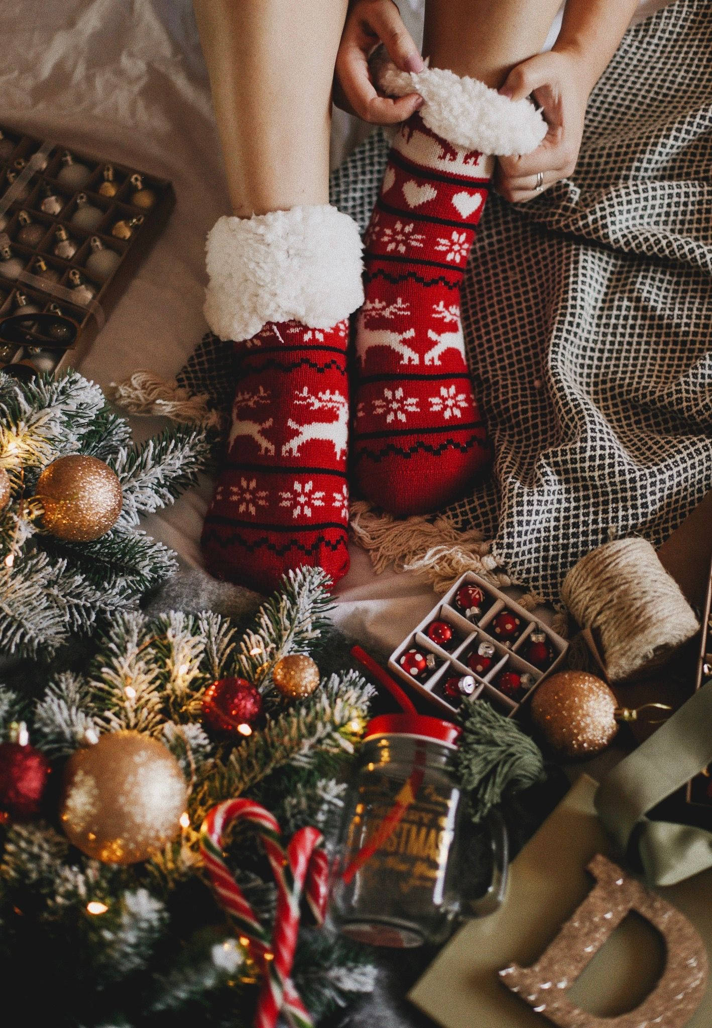Hyggelig juleæstetik med røde sokker Wallpapers