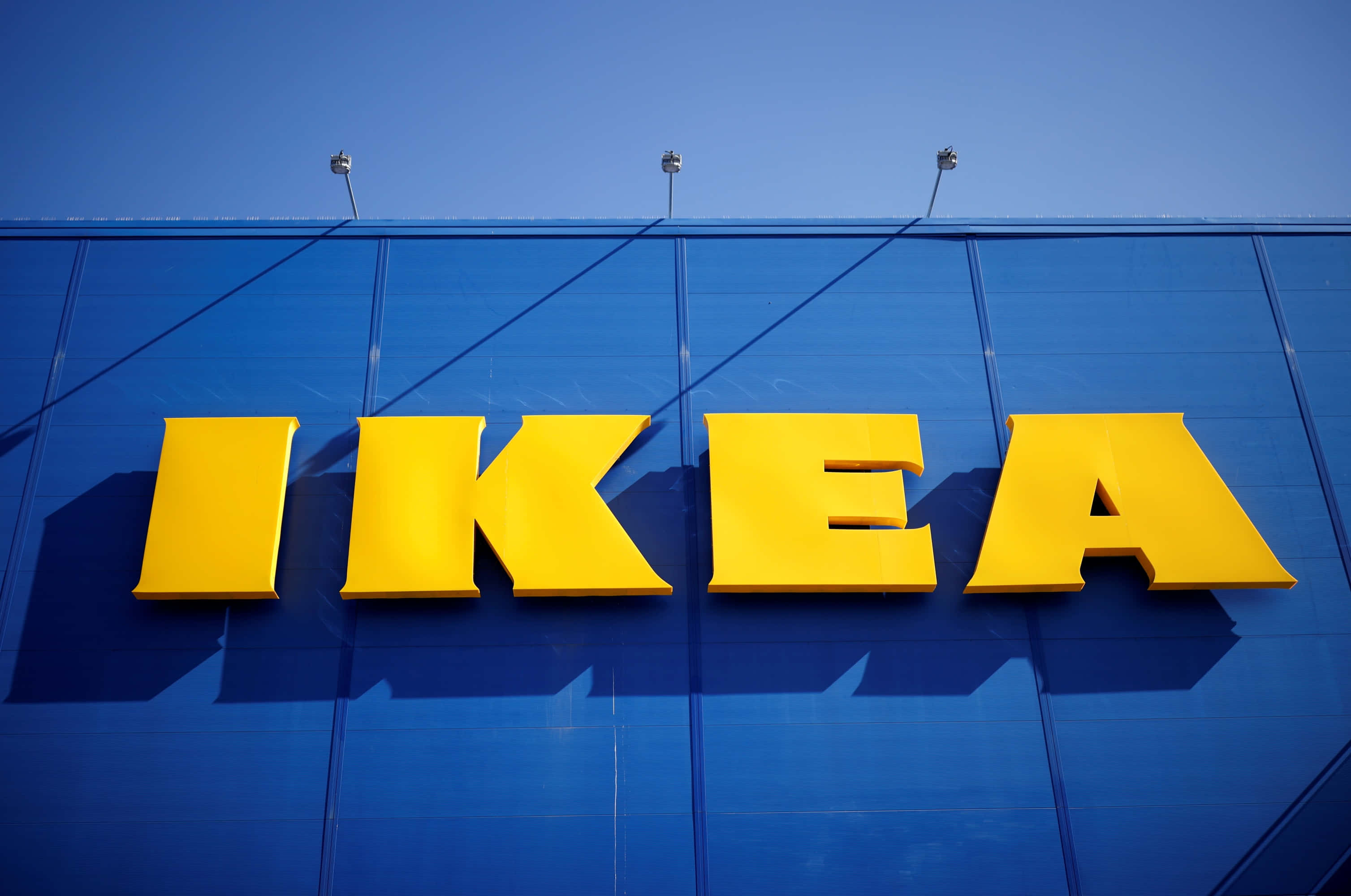 Ikeas nye logo er på en blå bygning Wallpapers