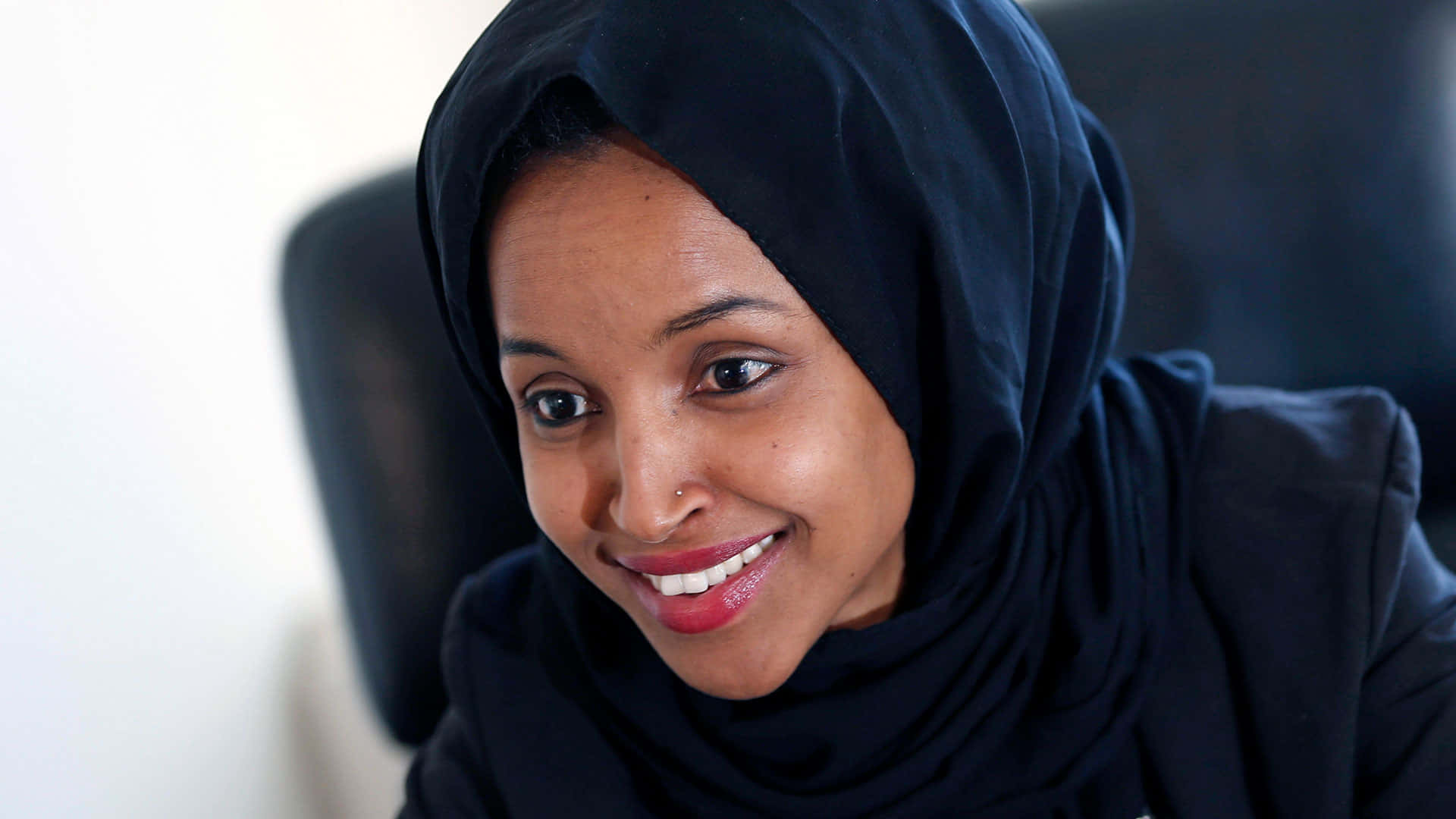 Ilhan Omar i et helsort outfit Wallpapers