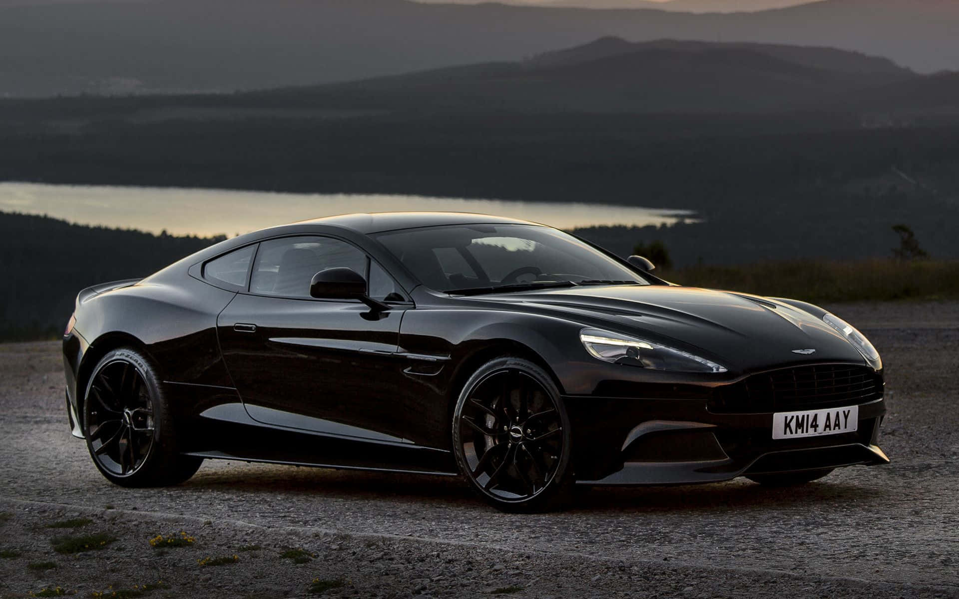 Imponerende Aston Martin Vanquish i bevægelse Wallpapers