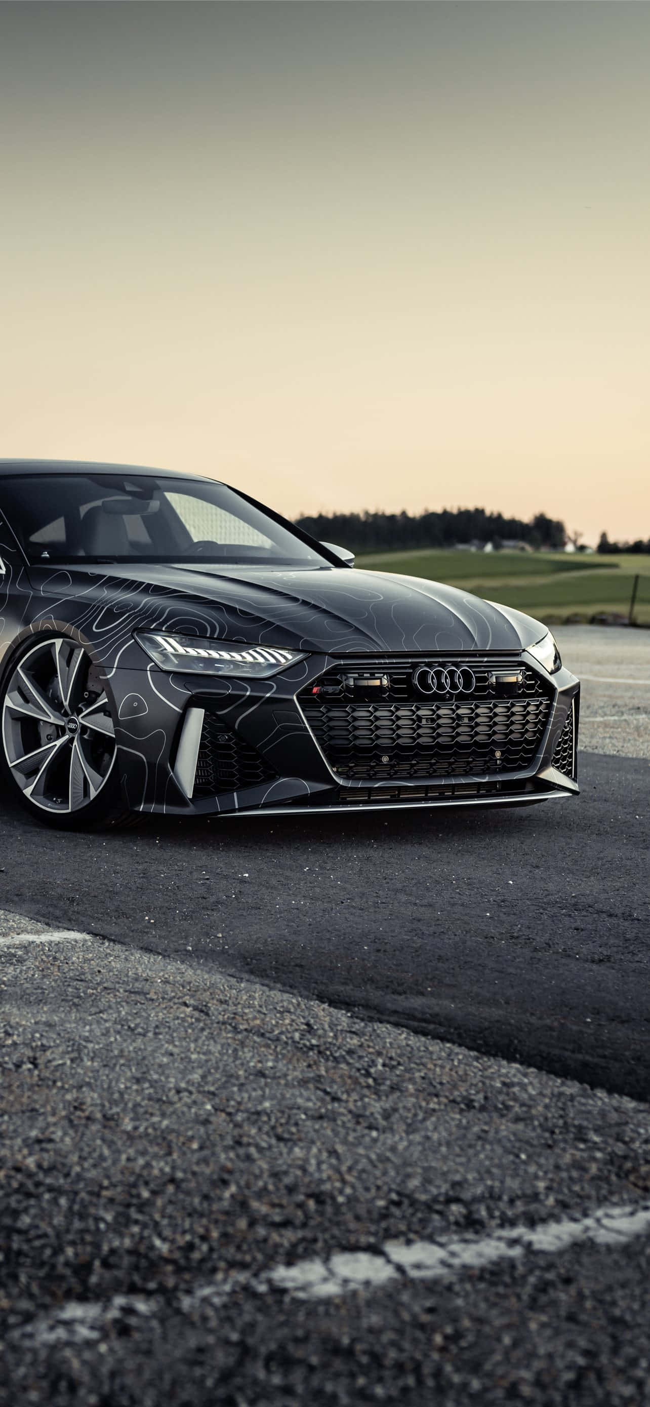 Imponerende Audi parkeret i et bymiljø Wallpapers