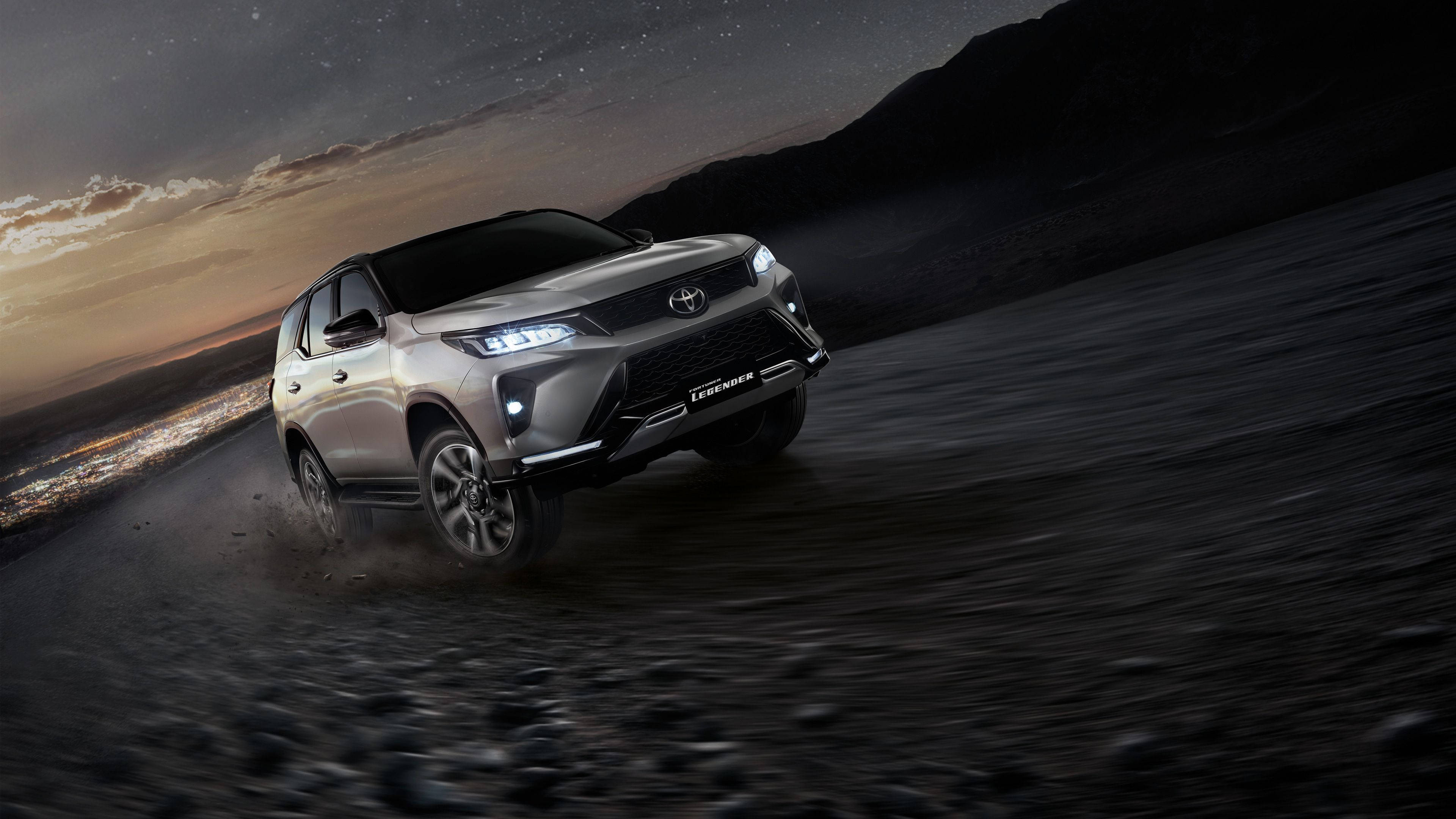 Imponerende sølvmetallic Toyota Fortuner Legender i aktion Wallpapers