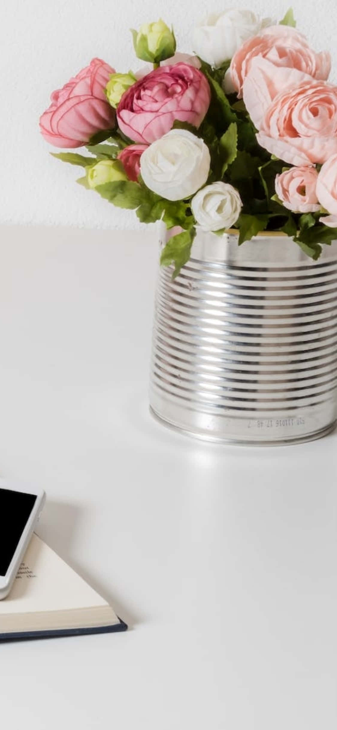 Innovativ teknologisk æstetik - iPhone X på skrivebord Wallpapers