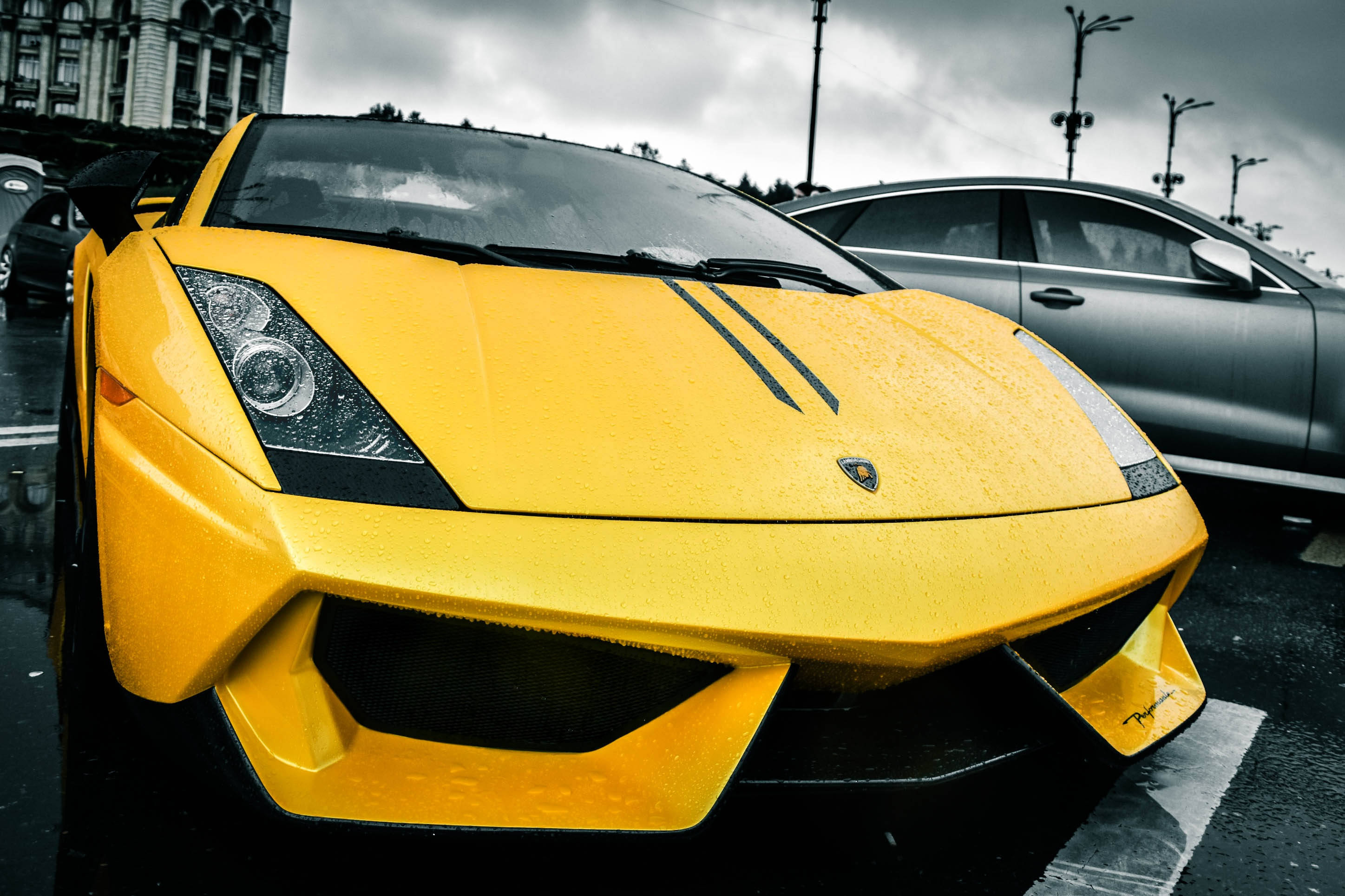 Iøjnefaldende gul Lamborghini Gallardo på en regnvejrsdag Wallpapers