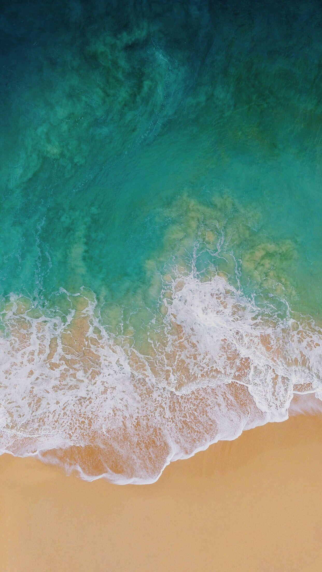 iPad Pro luftfoto af bølger mod stranden Wallpapers