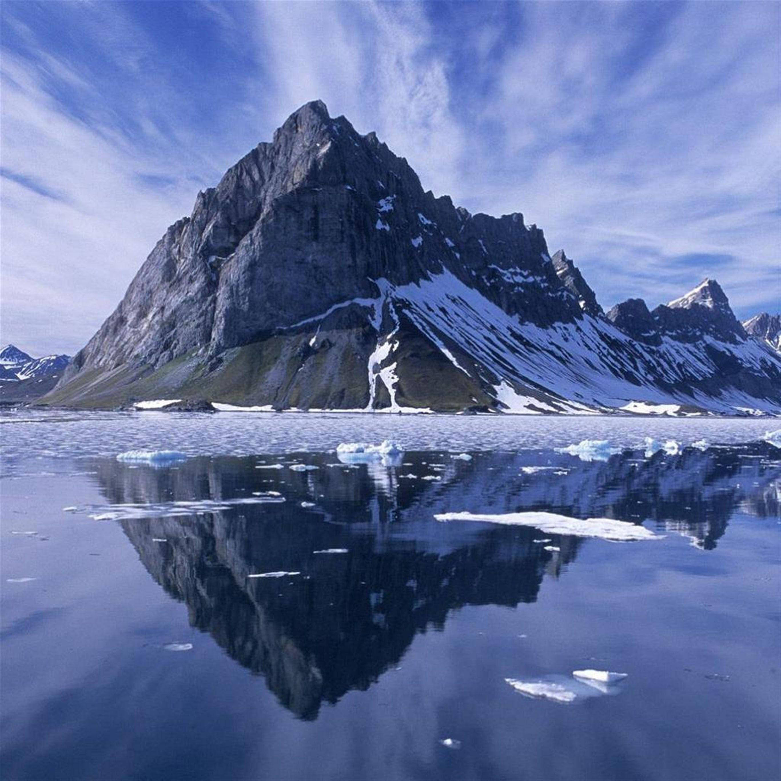 iPad Pro Sneklædt Bjerg Nær Vand Wallpapers