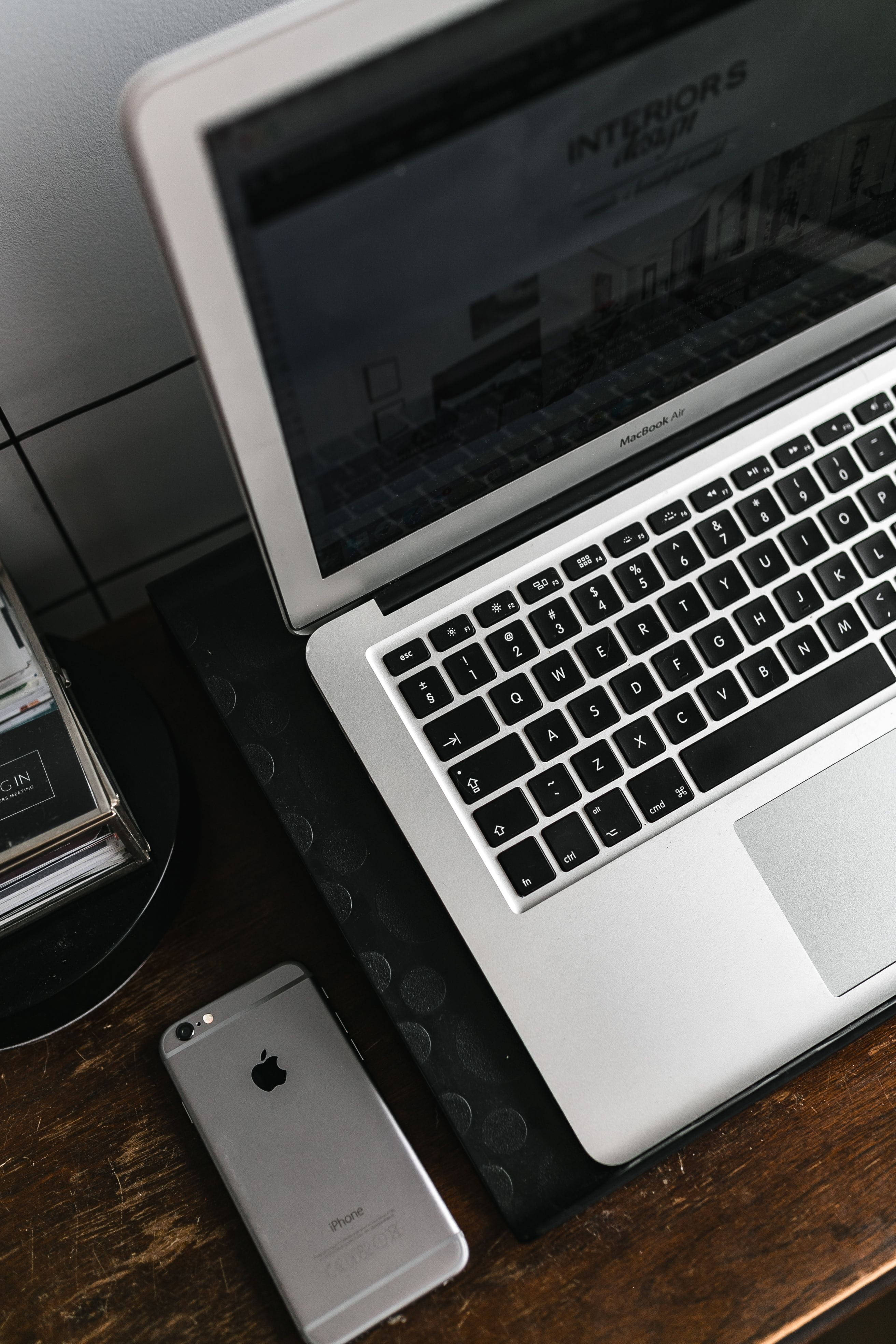 iPhone-skrivebord med sølv MacBook Wallpapers