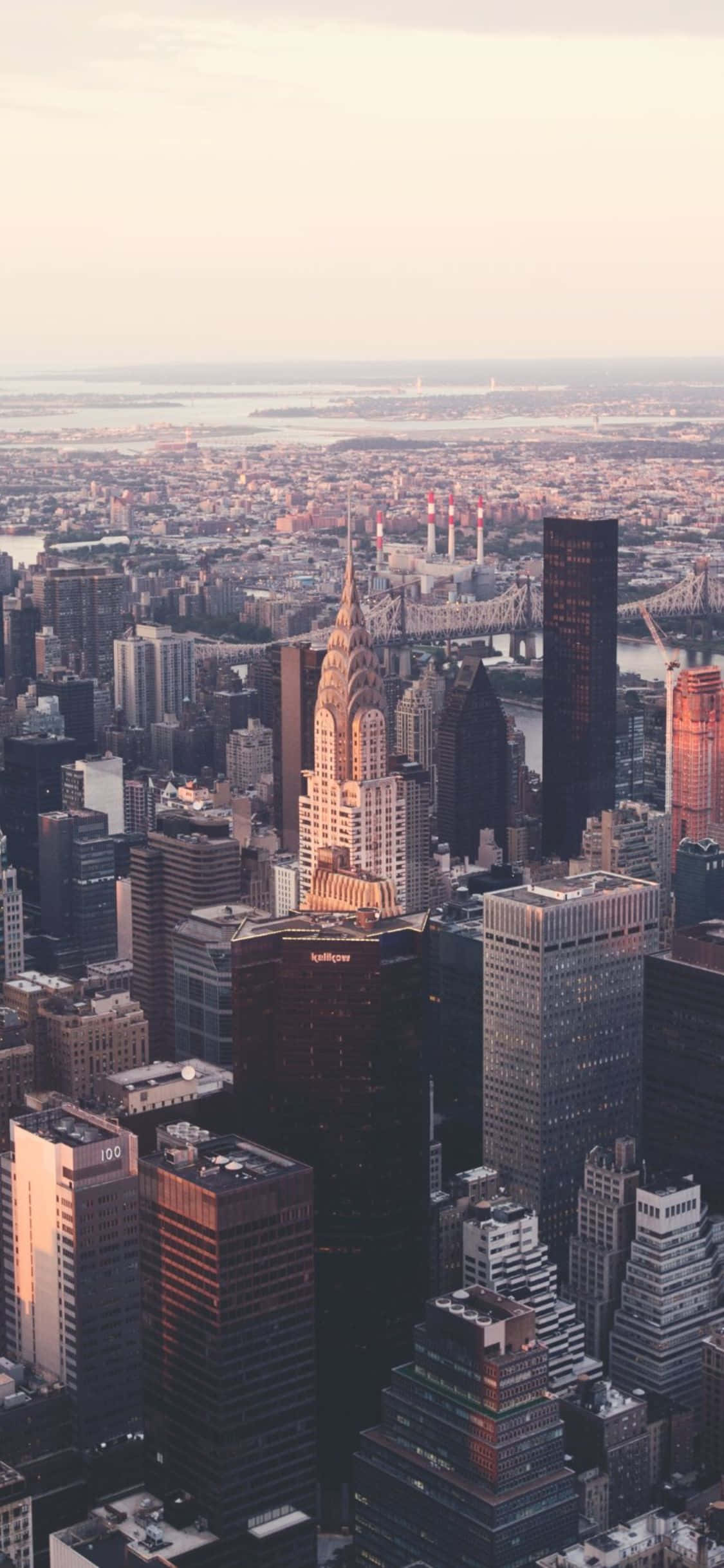 iPhone X med udsigt over New Yorks skyline Wallpapers