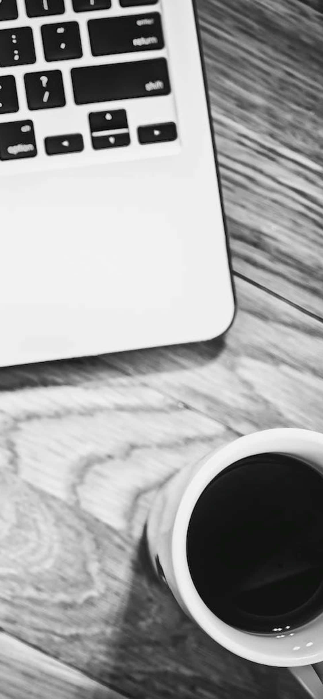 iPhone X Skrivebordsbaggrund Sort-hvidt foto med kop og bærbar Wallpapers