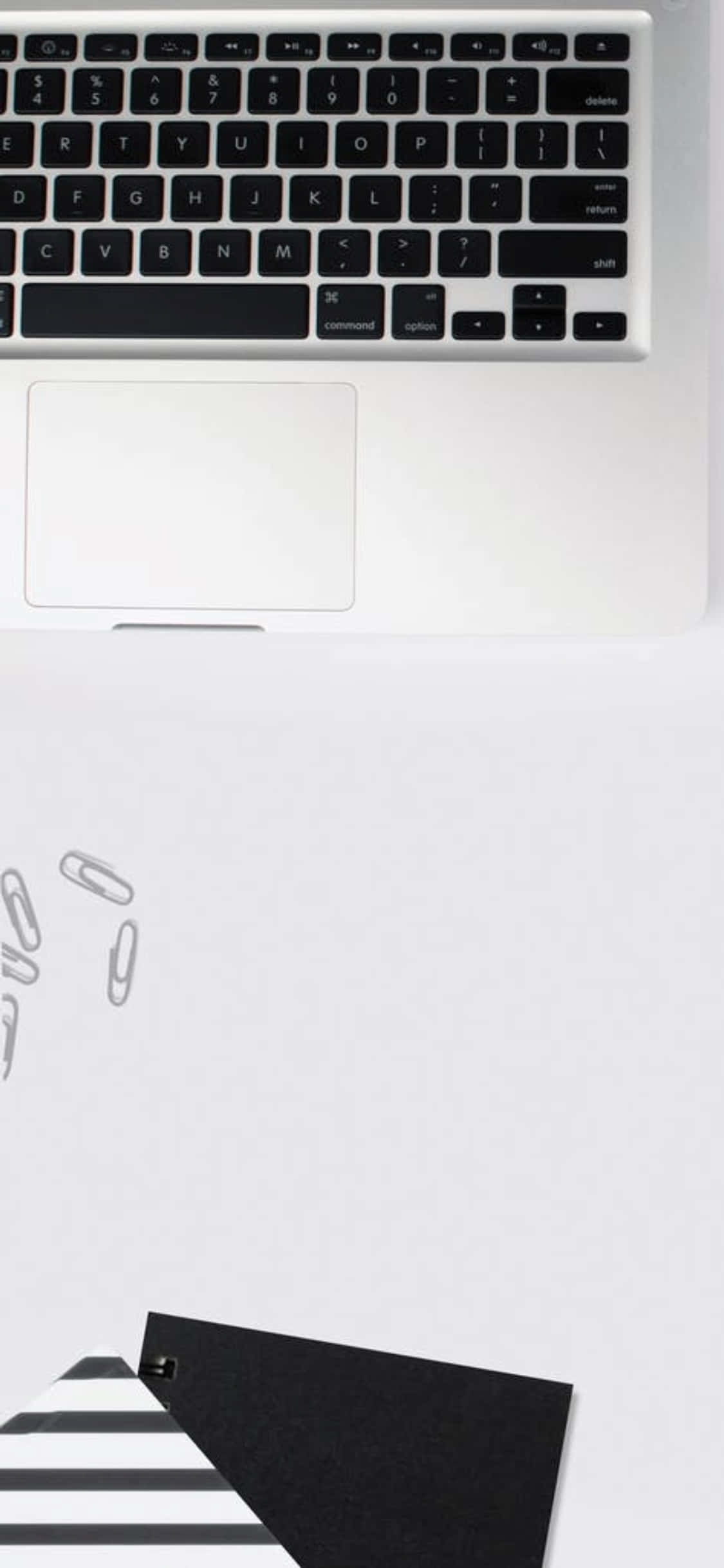 iPhone X Skrivebordsbaggrund med bærbar computer og papirclips Wallpapers