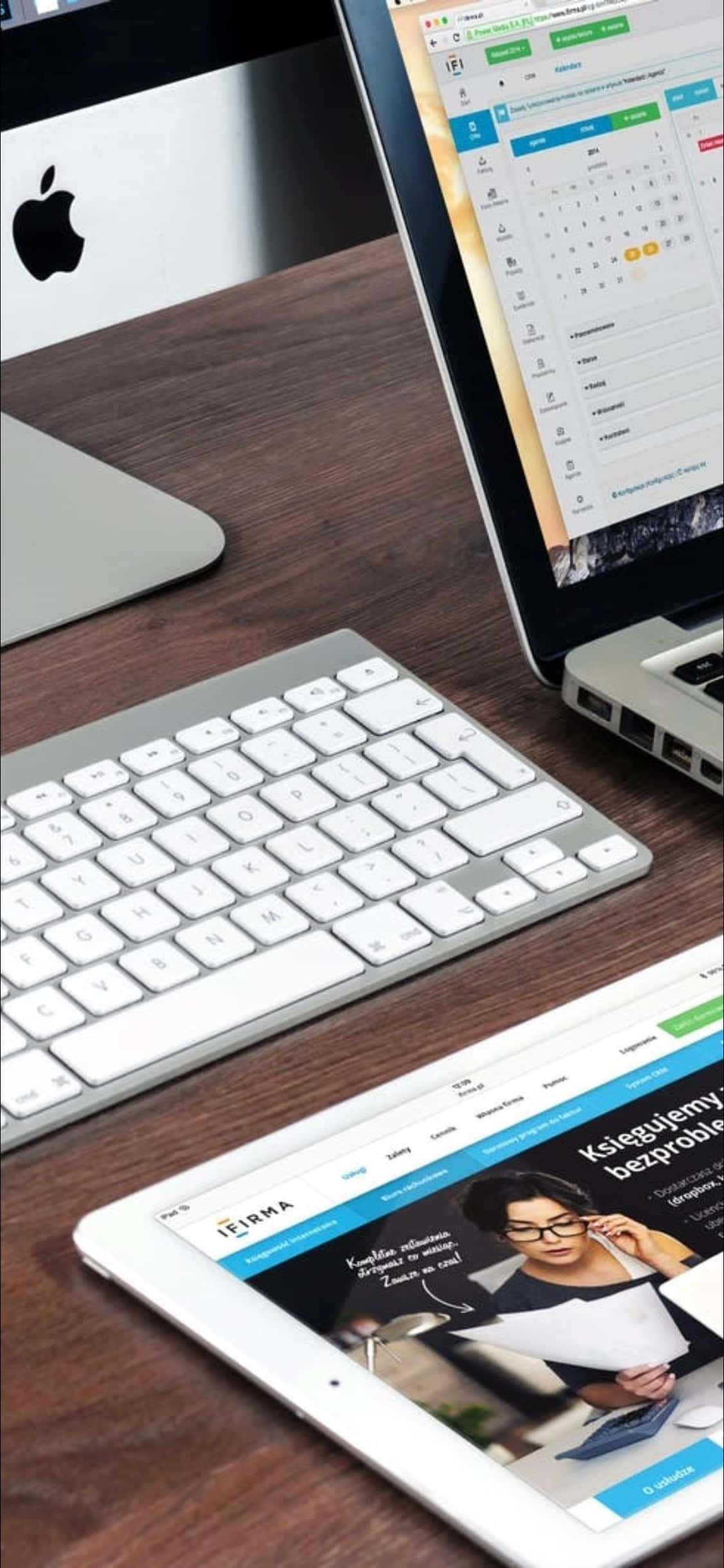 iPhone X Skrivebordsbaggrund Laptop Og Et Tastatur Wallpapers