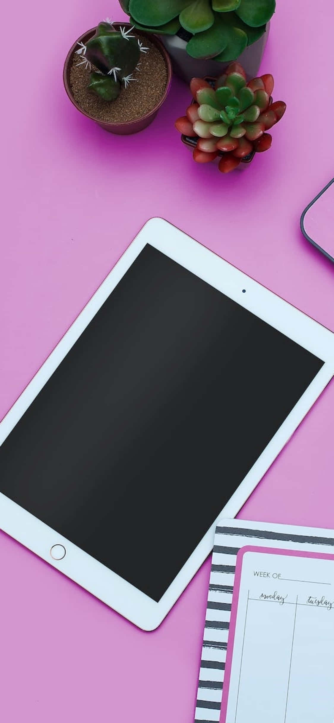iPhone X skrivebordsbaggrund med lyserødt skrivebord og en iPad Wallpapers