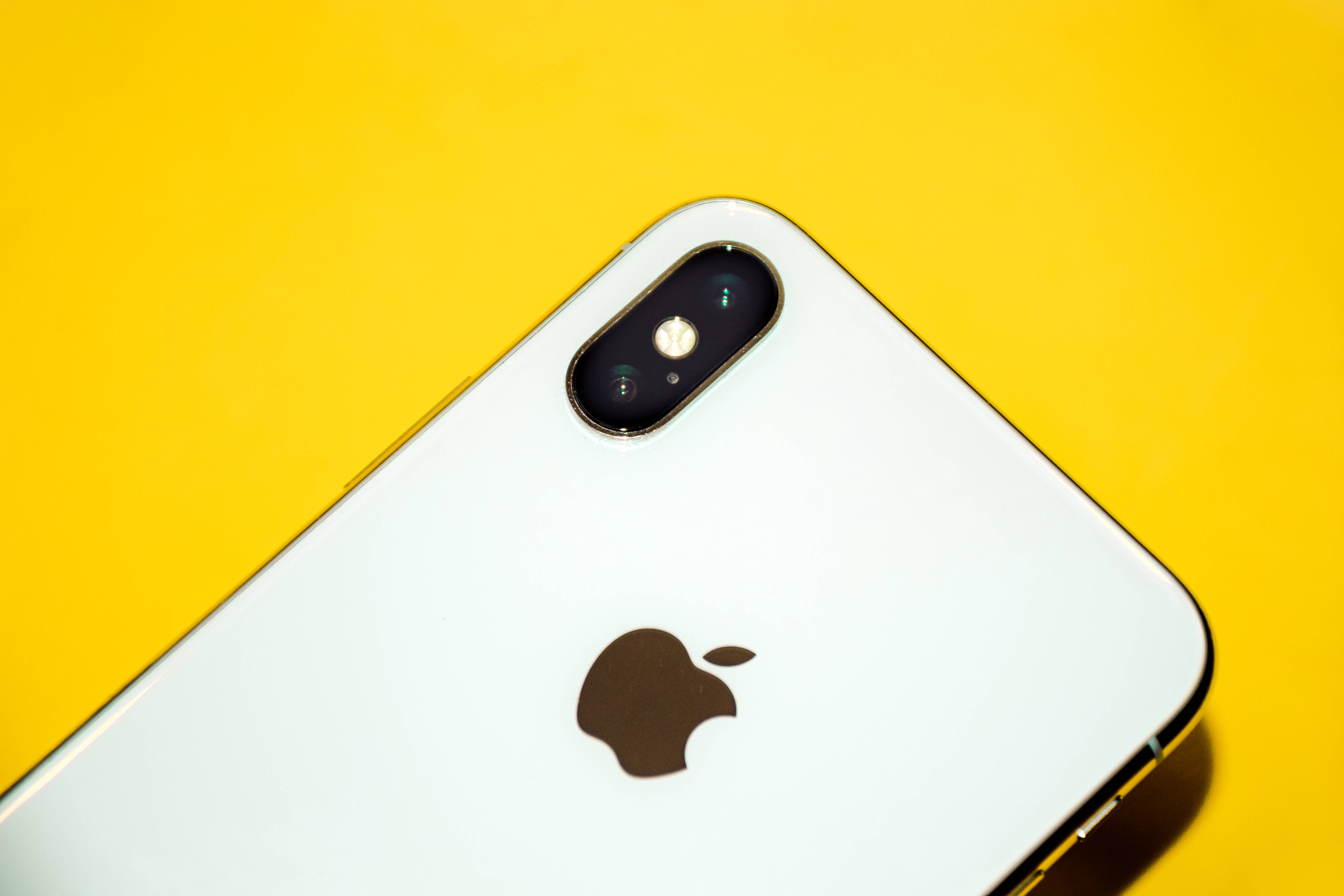 iPhone Xs Max på gul Wallpapers