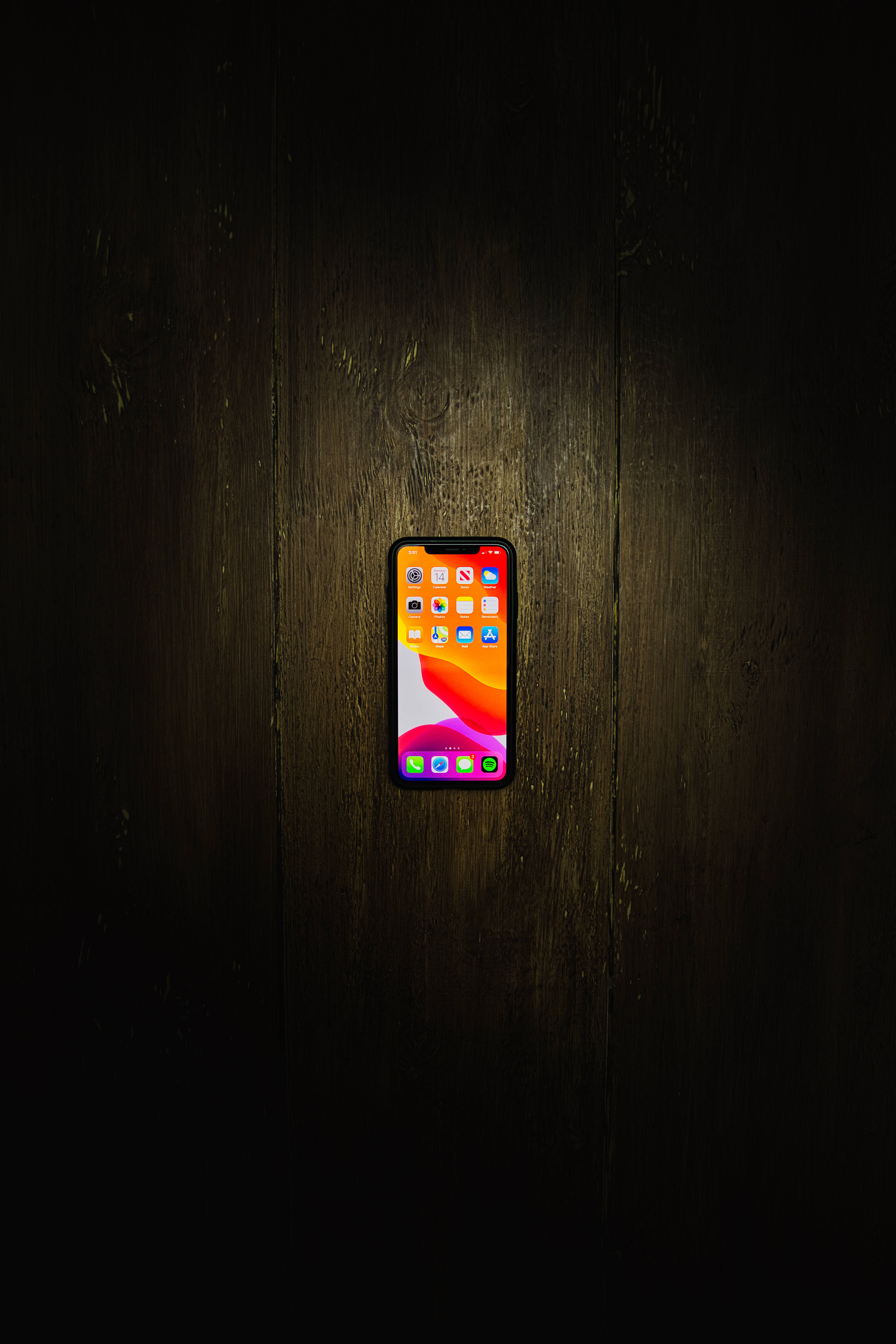 iPhone Xs Max på trægulv Wallpapers