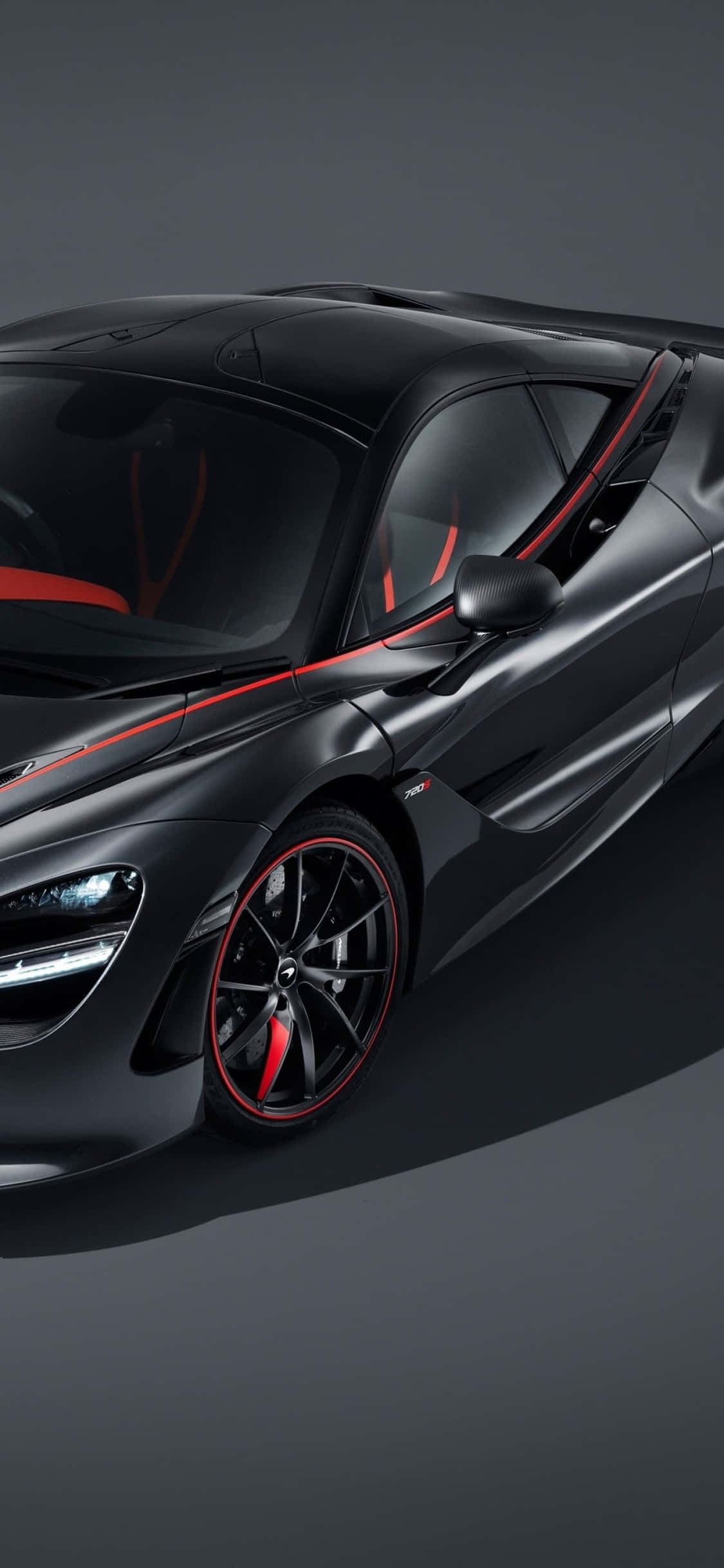 iPhone Xs ved siden af den elegante McLaren 720s Wallpapers