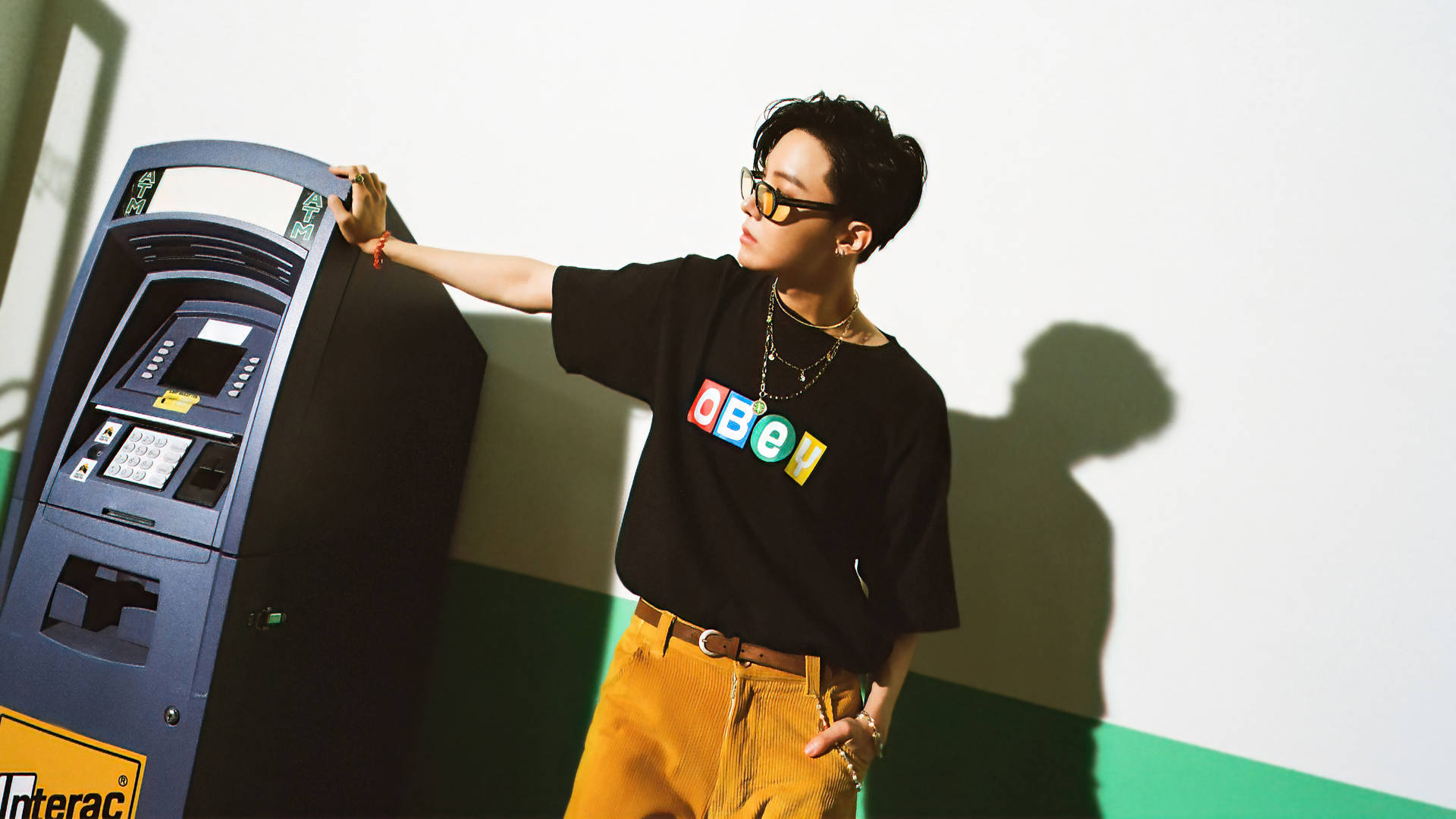 J-Hope poserer med en hæveautomat Wallpapers