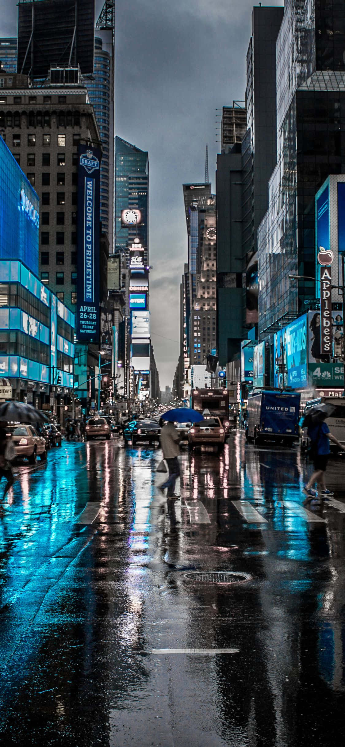 Jagter solnedgangen med udsigt over New York Citys skyline mens du bruger en iPhone X Wallpapers