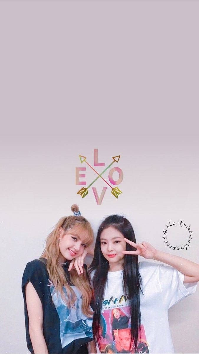 Jennie og Lisa fra K-Pop-bandet Blackpink ser fantastiske ud i matchende outfits Wallpapers