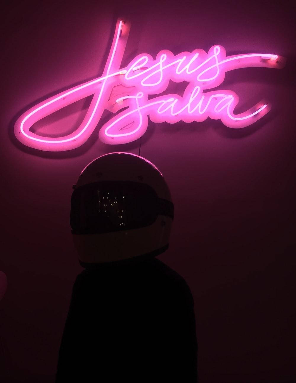 Jesus Salva neonskilt i lyserød Wallpapers