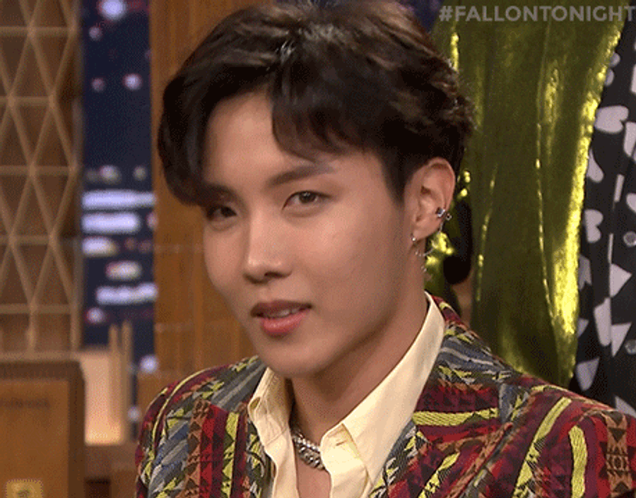 JHope fra BTS udstråler charme i afslappet tøj Wallpapers