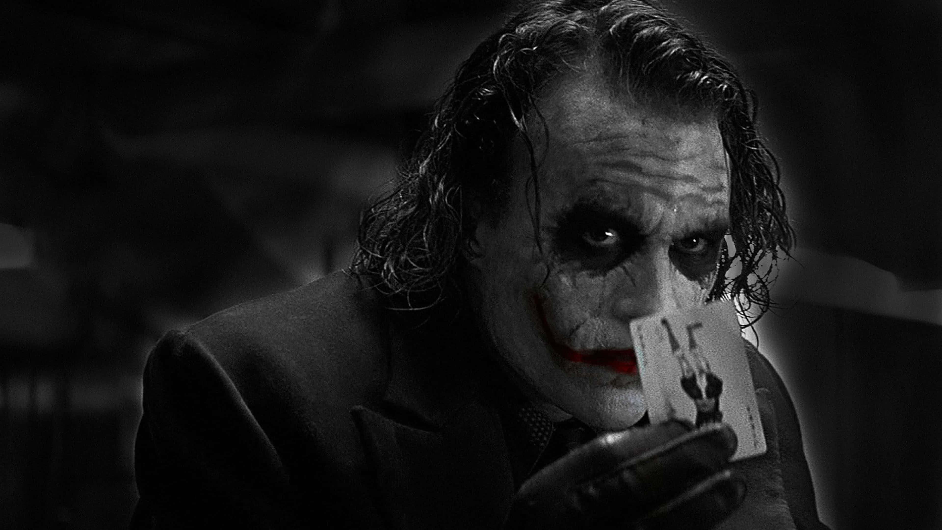 Joker fra The Dark Knight i 4K Ultra HD sort-hvid plakat Wallpapers