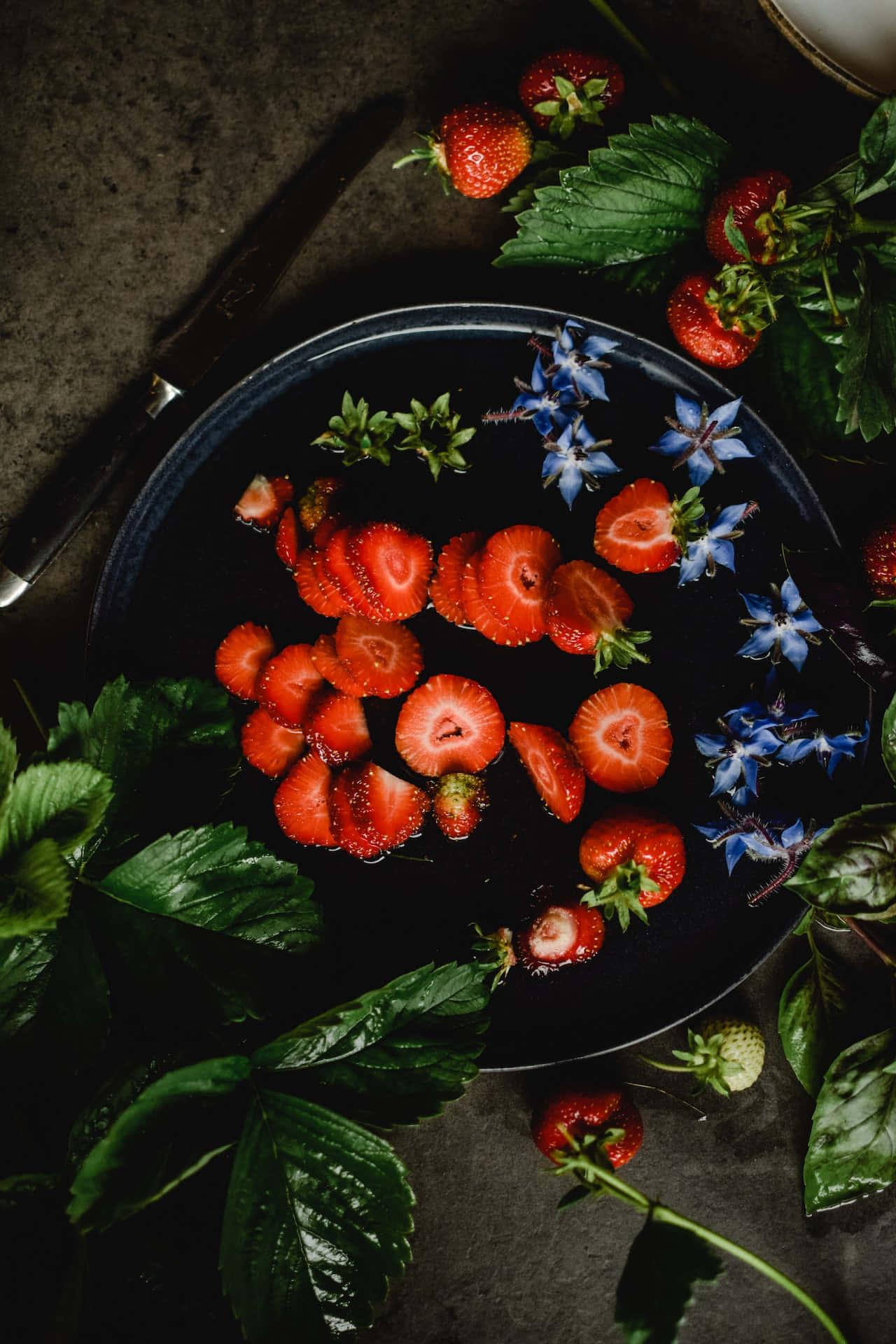 Jordbær og blå forglemmigej blomster telefon Wallpapers