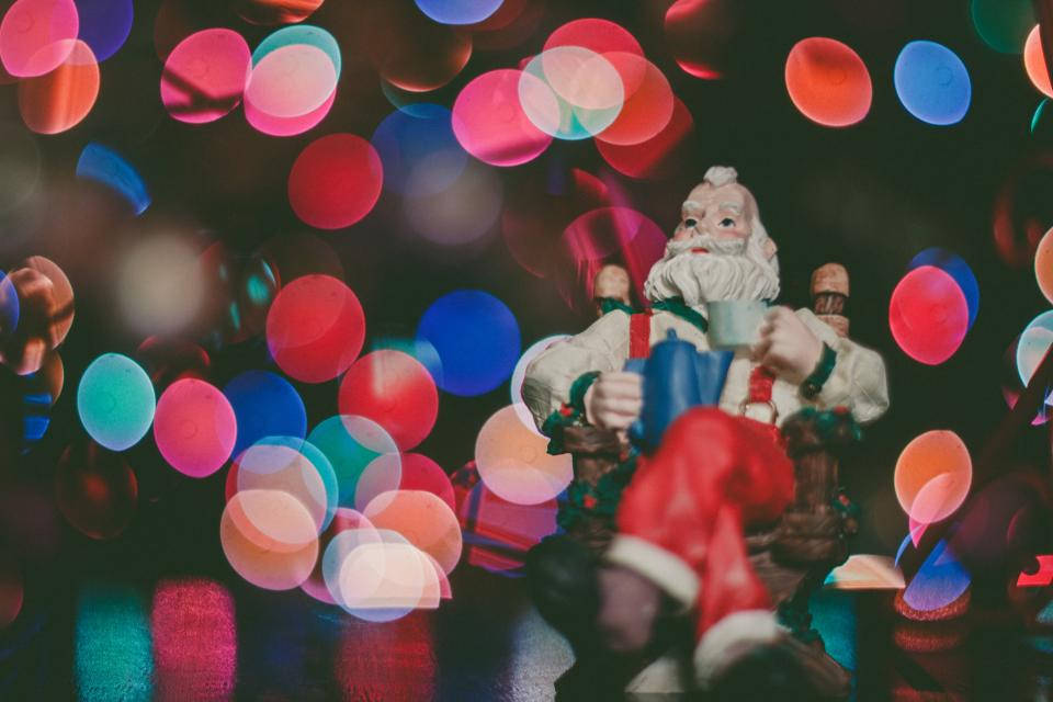 Julemandsfigur og farverige julelys Wallpapers