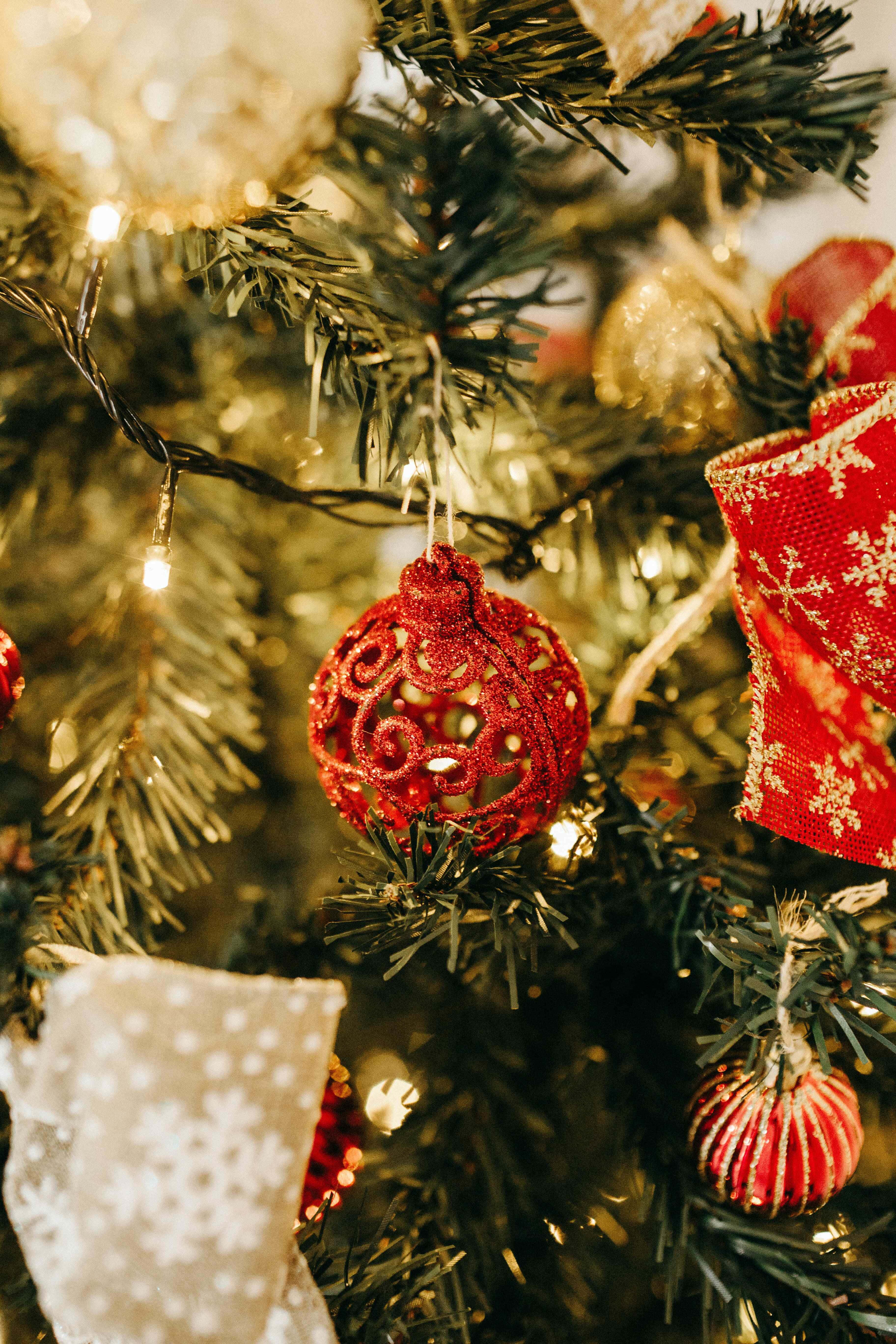 Juletræ med rød kuglepynt fotobaggrund Wallpapers