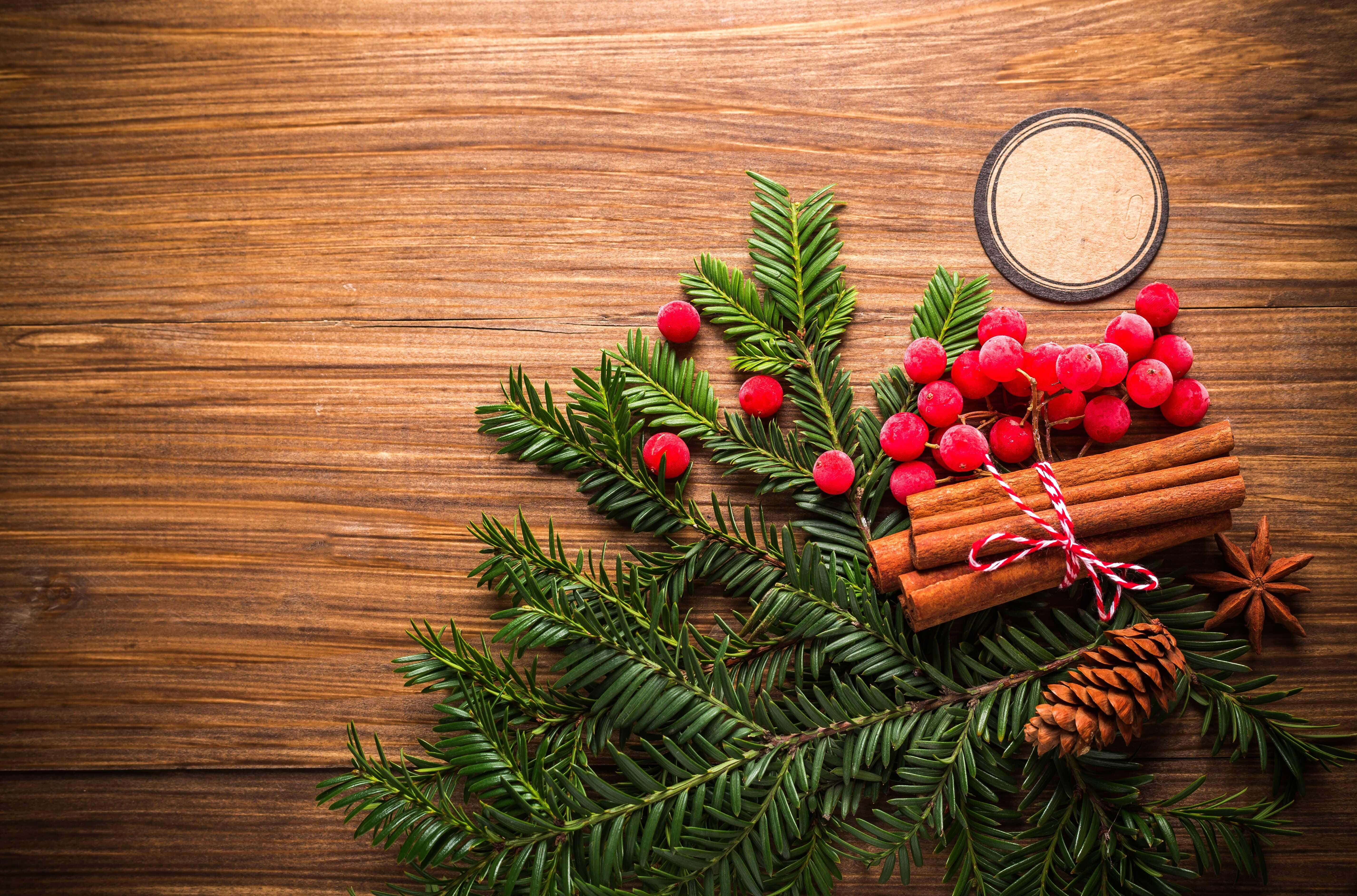 Juletræsgrønt på bordet – julebaggrundsfoto Wallpapers