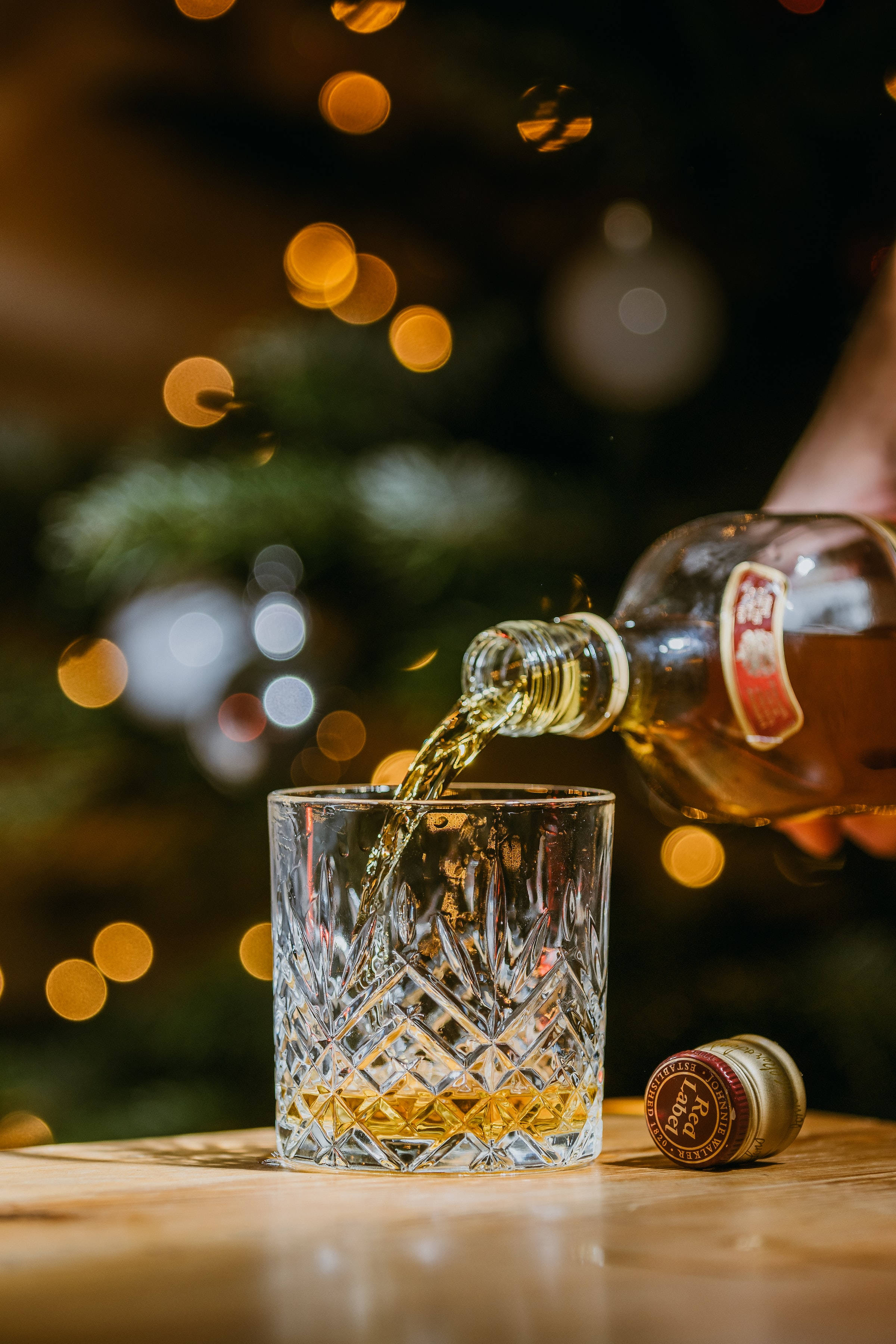 Julewhisky hældes op i glas Wallpapers