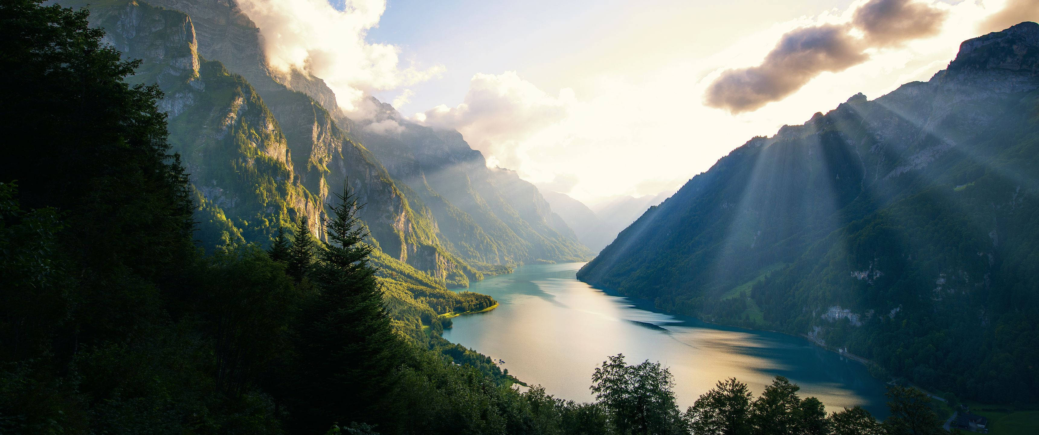 Kantonen Glarus, Schweiz, indrammet af et spektakulært bjerglandskab Wallpapers