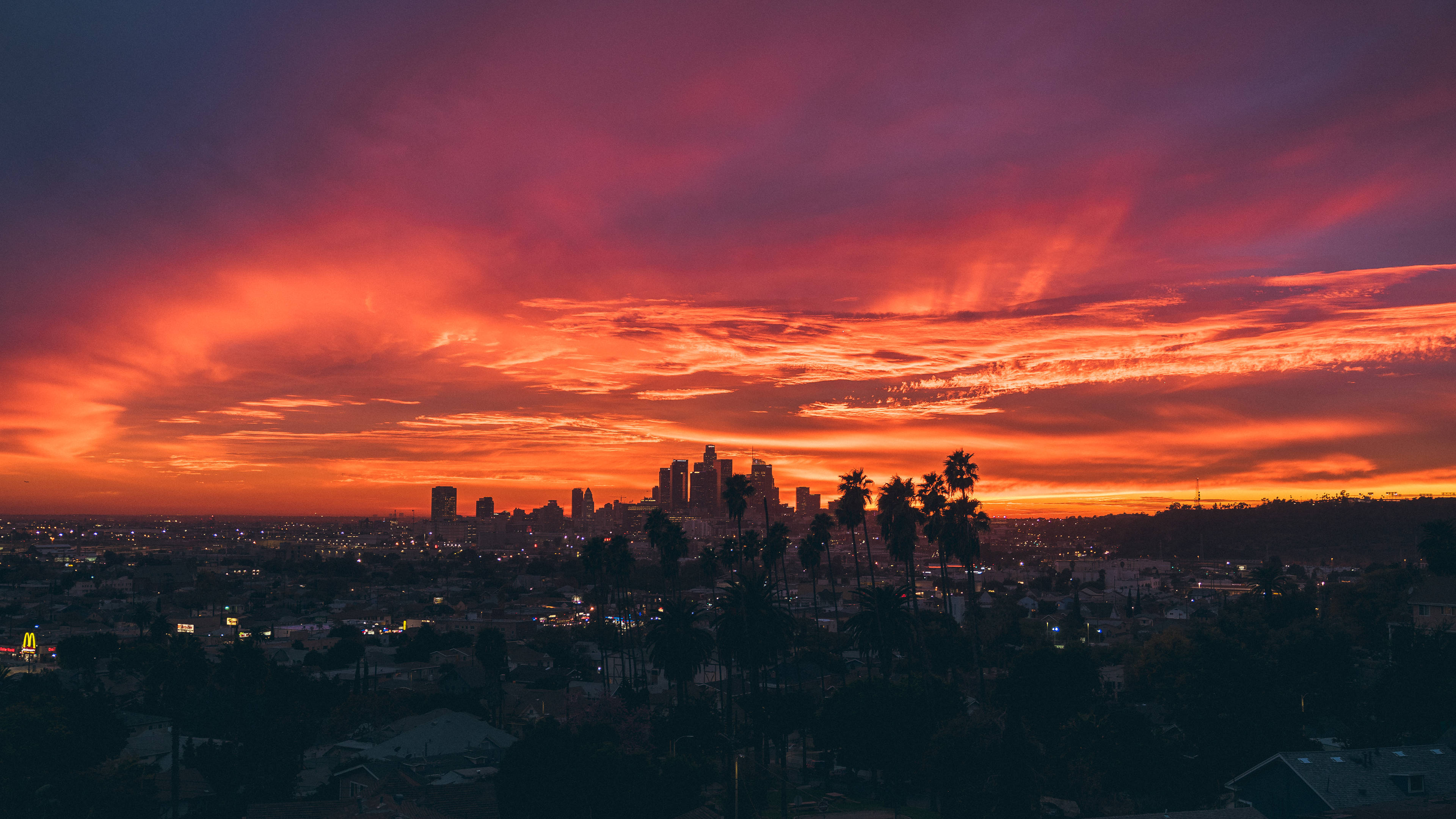 Karminrød solnedgang over Los Angeles Wallpapers