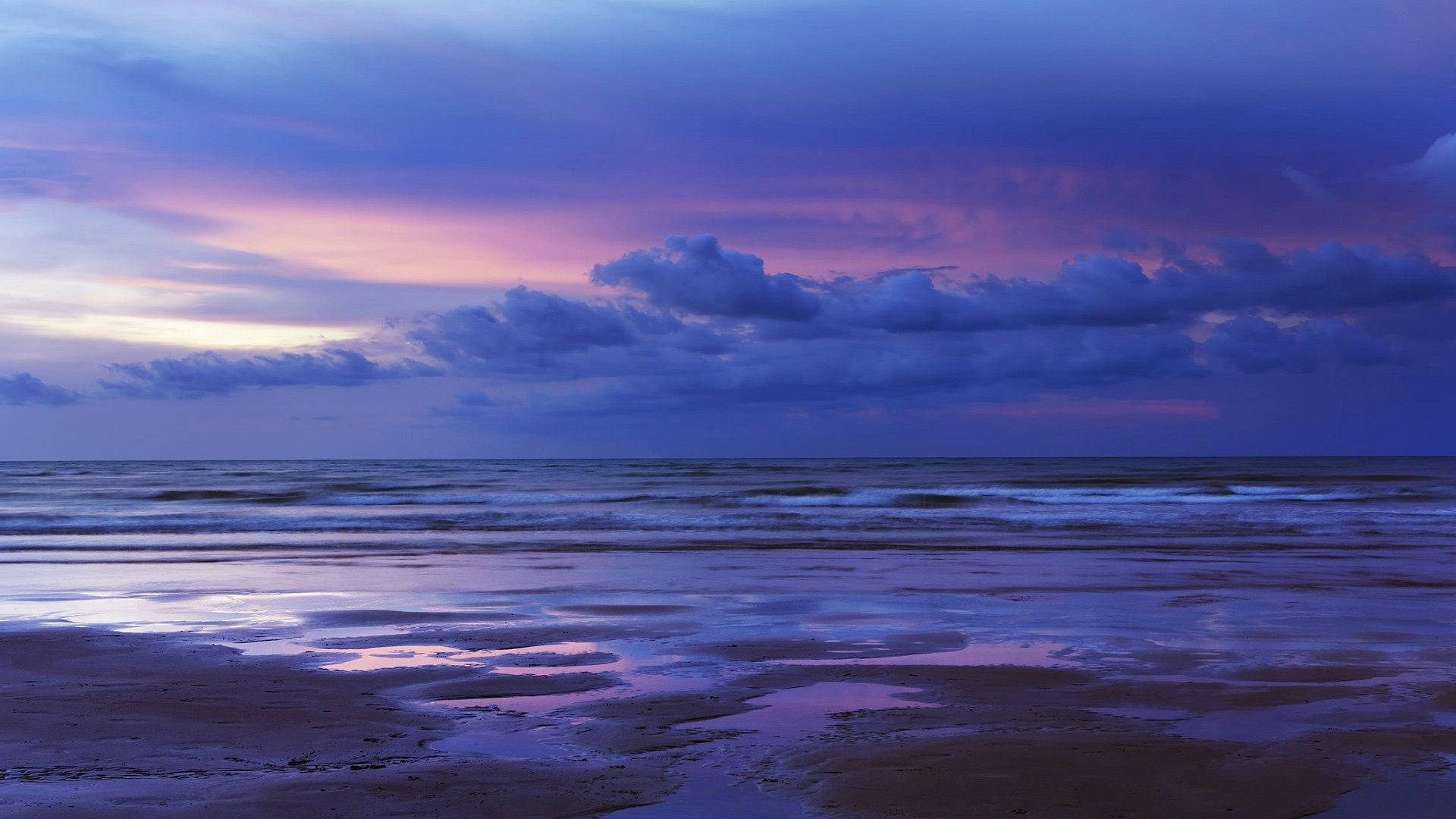 Klar blå himmel spejler sig i havets overflade og skaber en rolig æstetik. Wallpapers