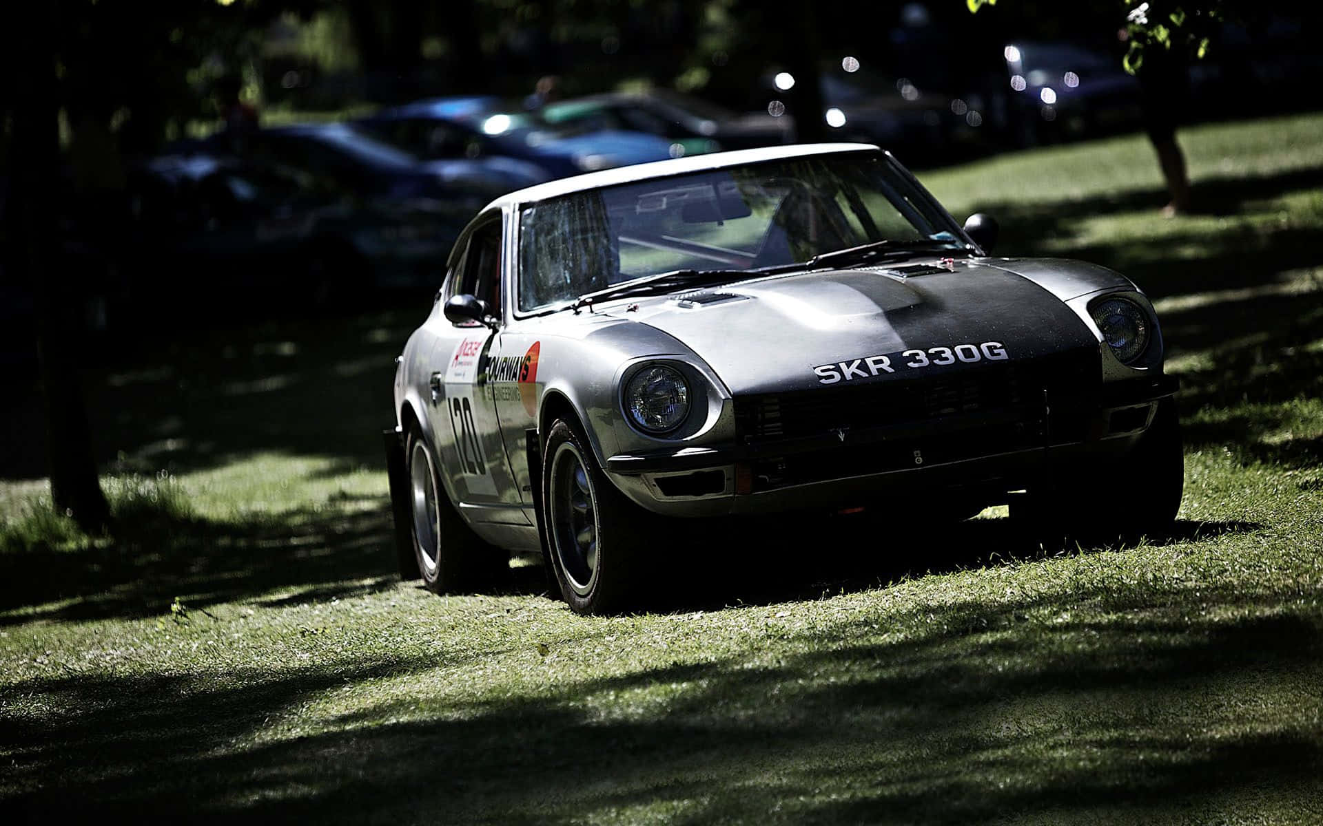 Klassisk Datsun Susende på Åben Vej Wallpapers