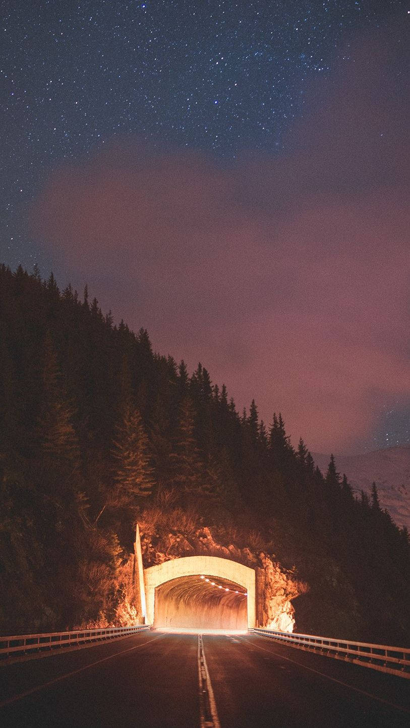 Kørsel gennem en snoet vejtunnel Wallpapers
