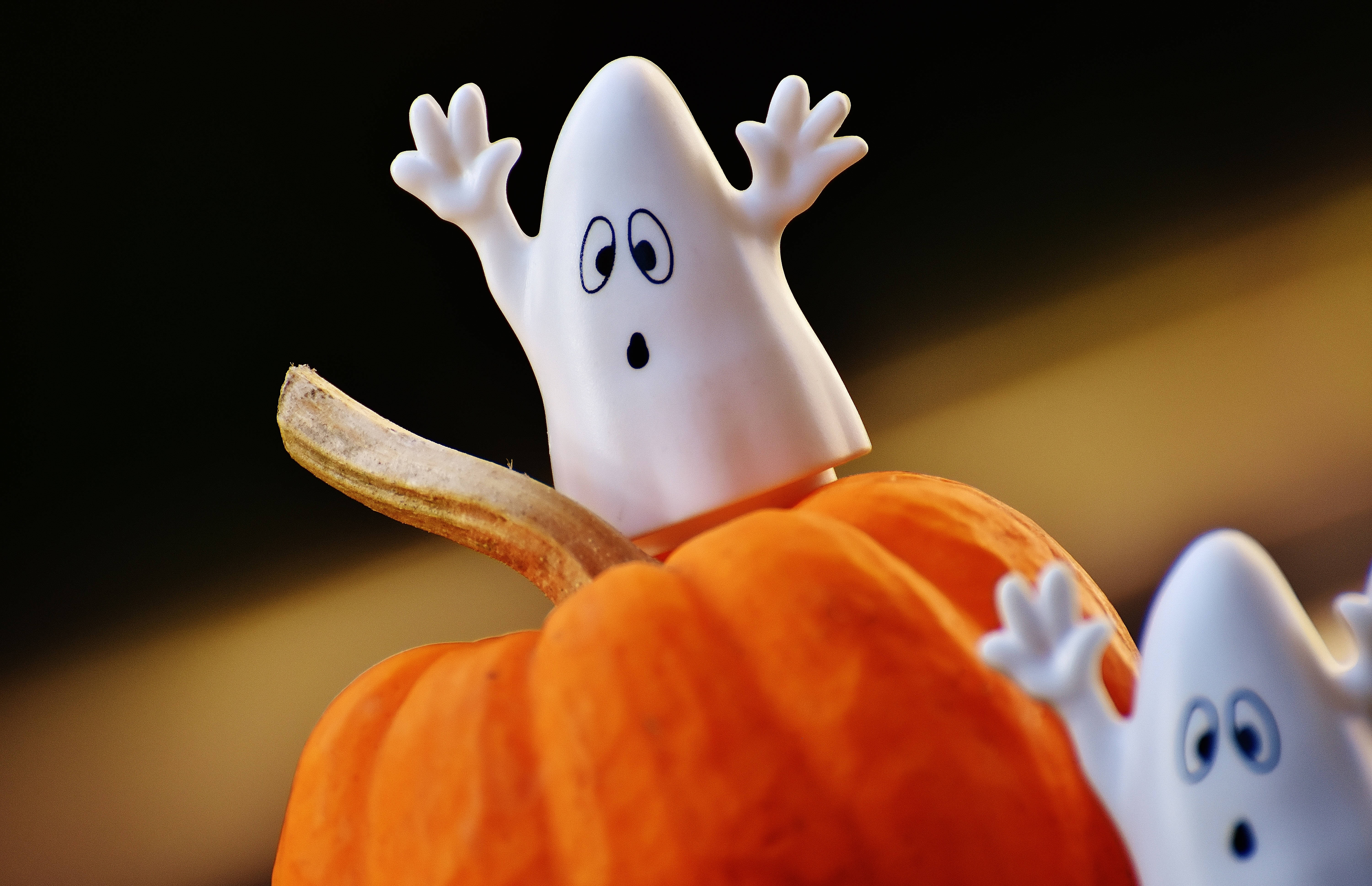 Kom i Halloween-stemning med disse spøgelsesagtige tæppefigurer! Wallpapers