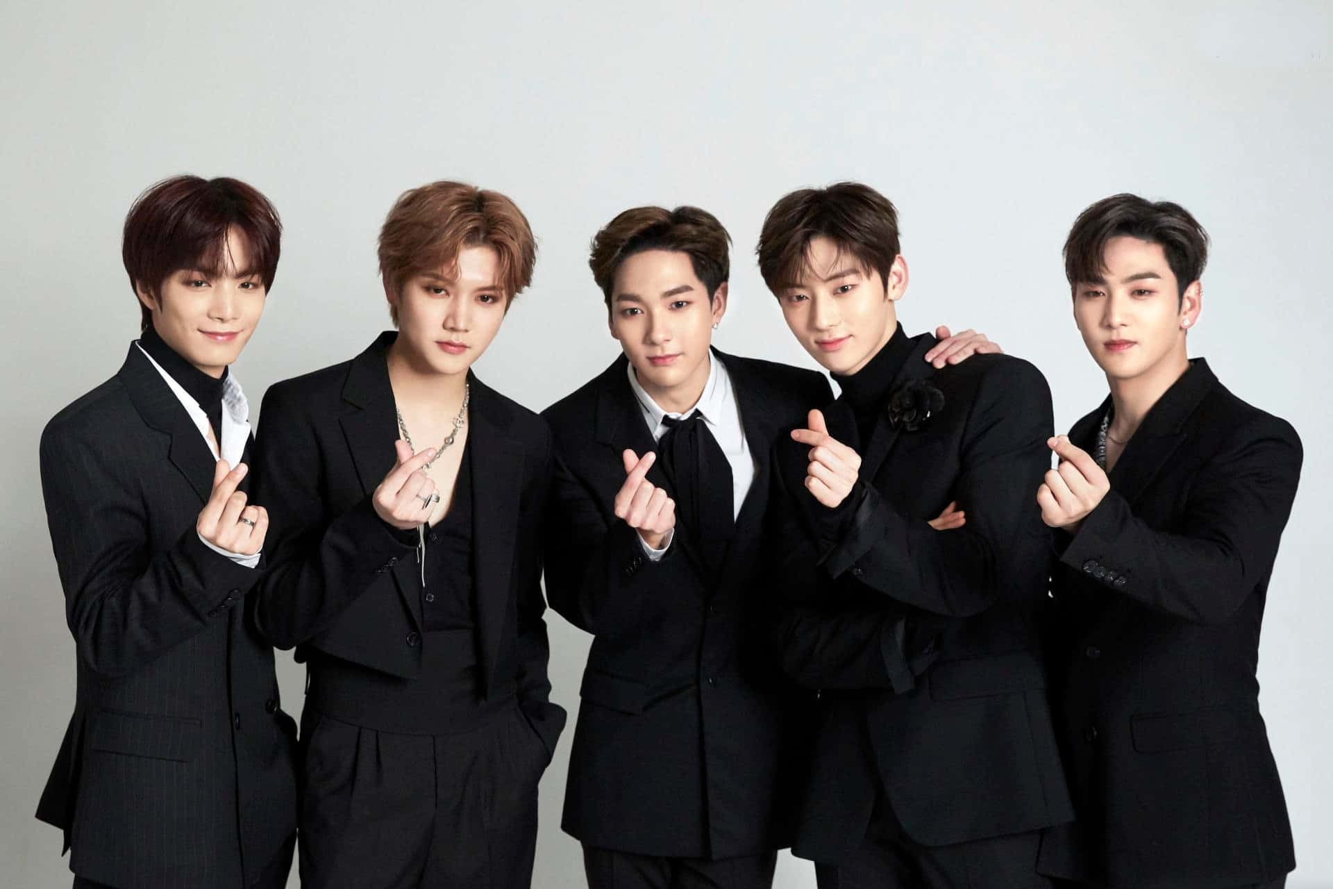 Kpop drengerockband Nuest i jakkesæt Wallpapers