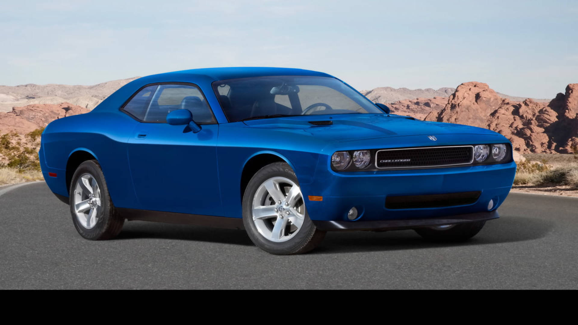 Kraftfuld Blå Dodge Challenger i En Dynamisk Positur Wallpapers