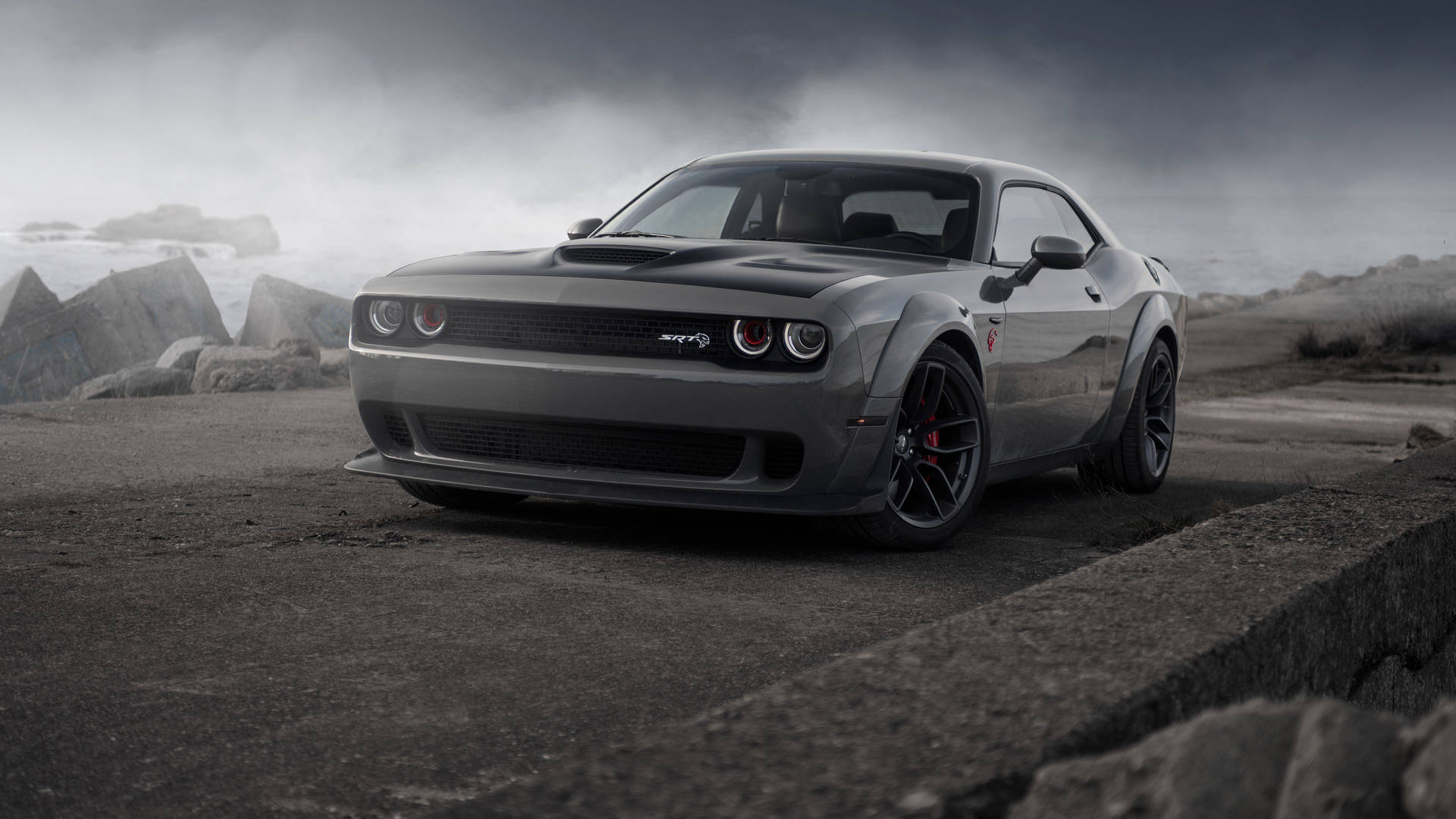 Grå Dodge Challenger Demon 4K på betonvej — Biler Wallpapers