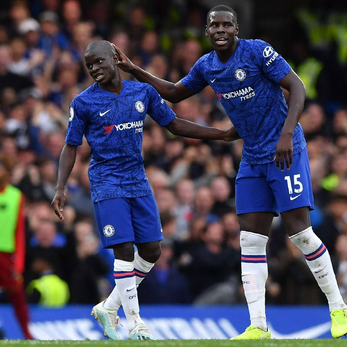 Kurt Zouma Rører Hovedet på Holdkammerat Wallpapers