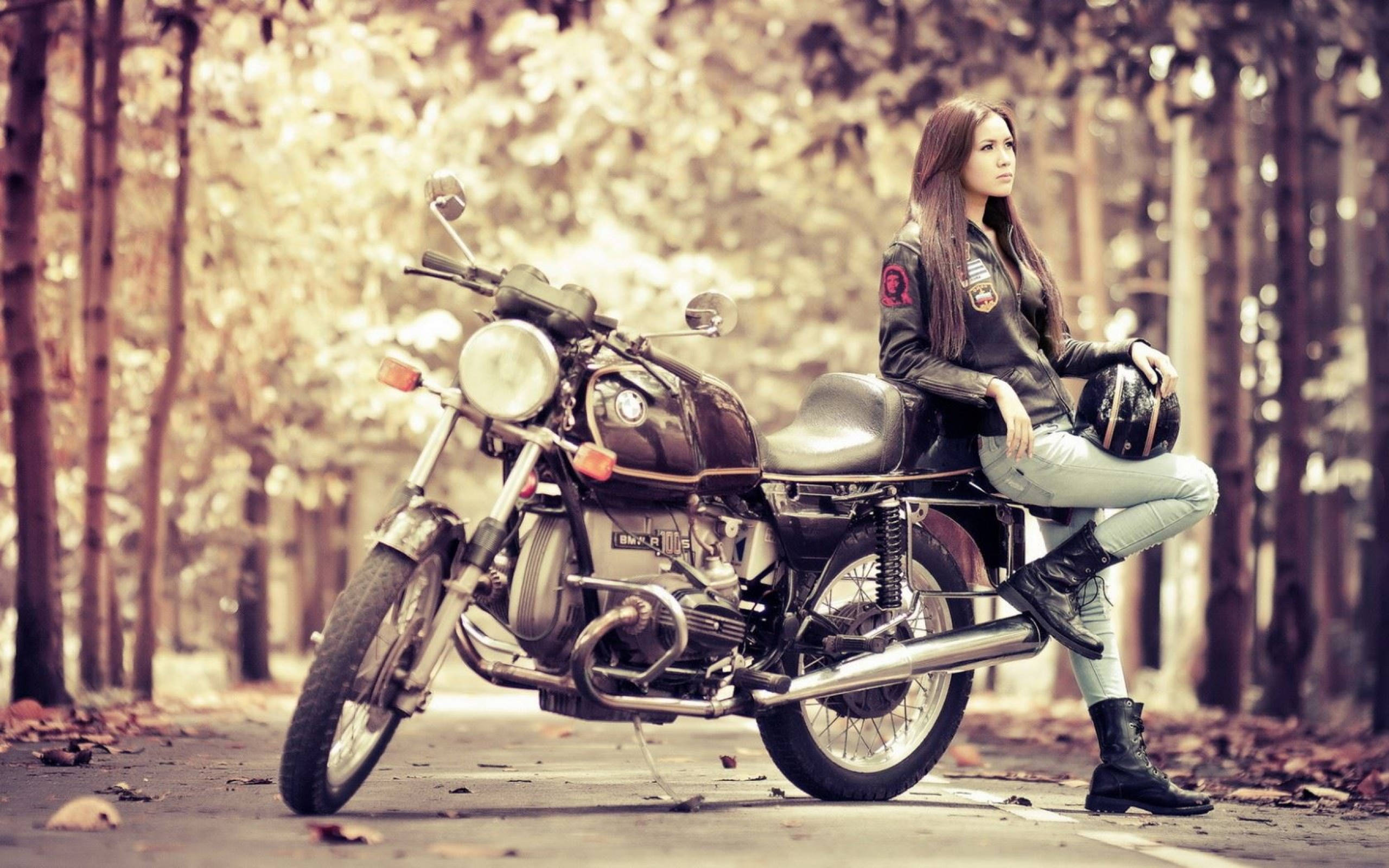 Kvinde med motorcykel 2560x1600 Wallpapers