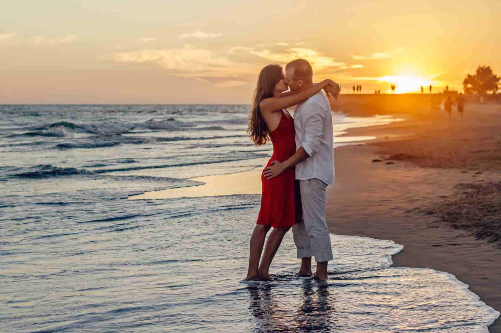 Kysende par romantik ved solnedgang Wallpapers