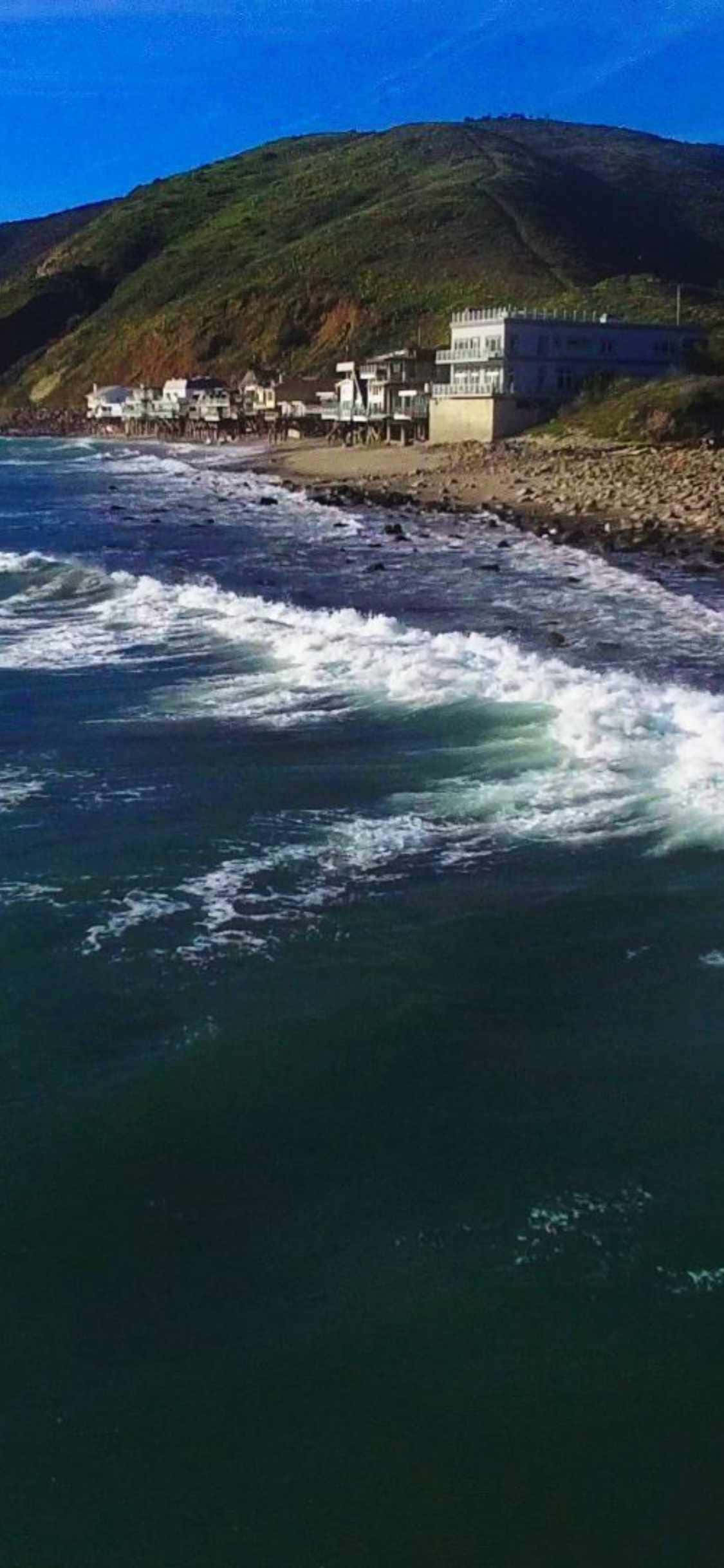 Kom væk: Slap af med udsigt over Malibu, Californien på din iPhone Xs Wallpapers