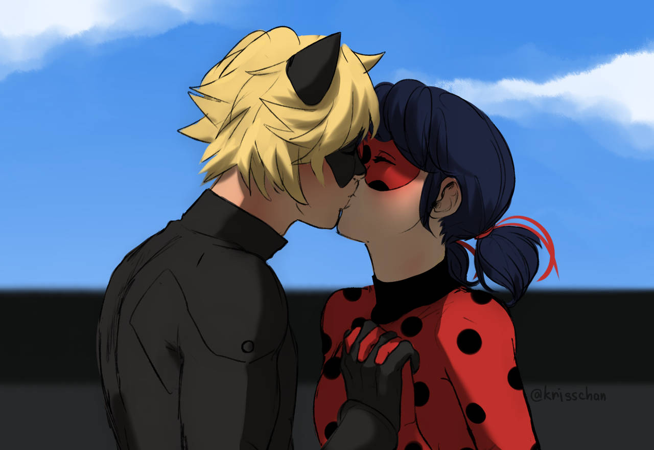 Ladybug og Cat Noir kysser under blå himmel Wallpapers