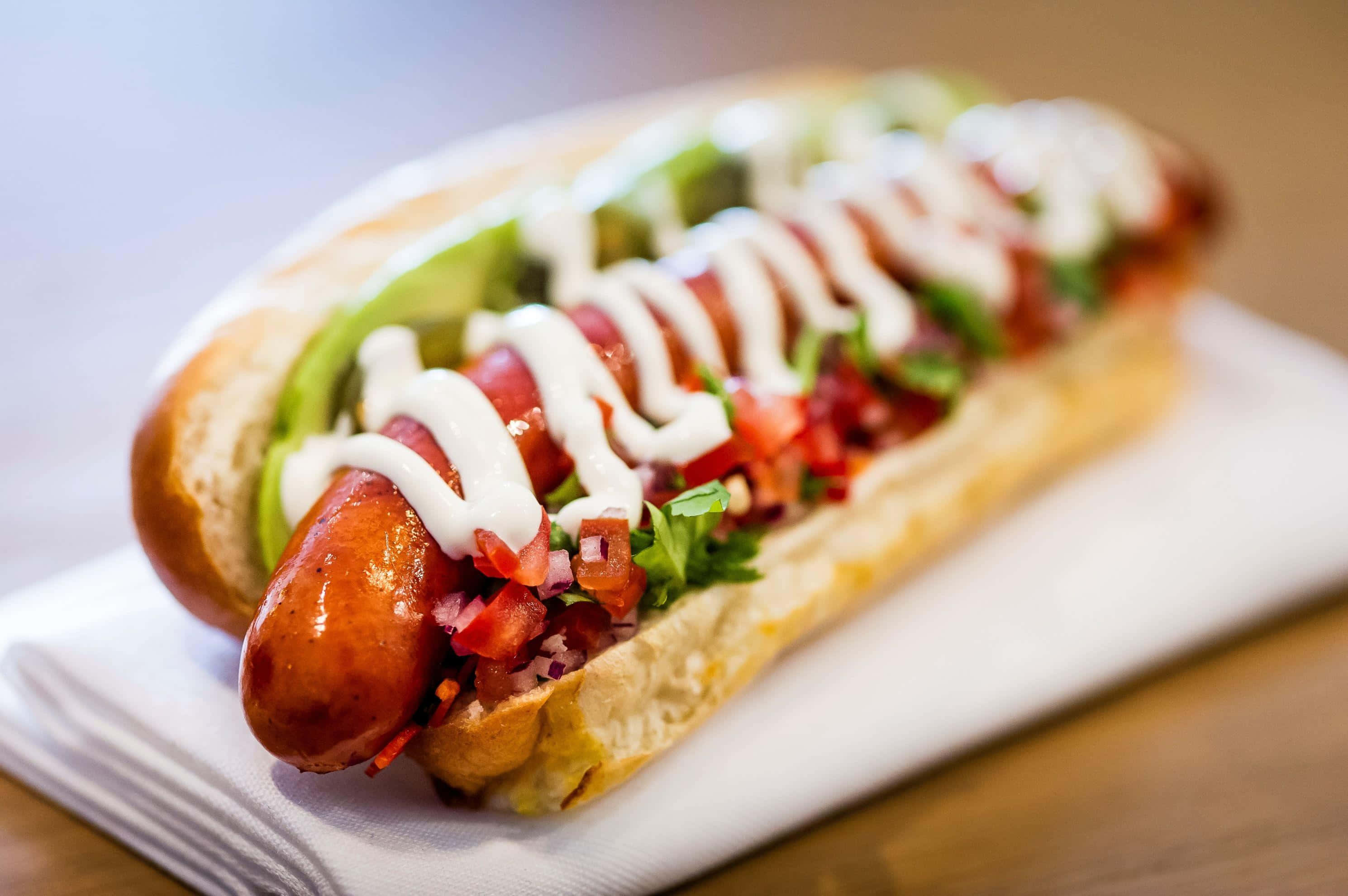 Lækker gourmet-pølse med friske toppings Wallpapers