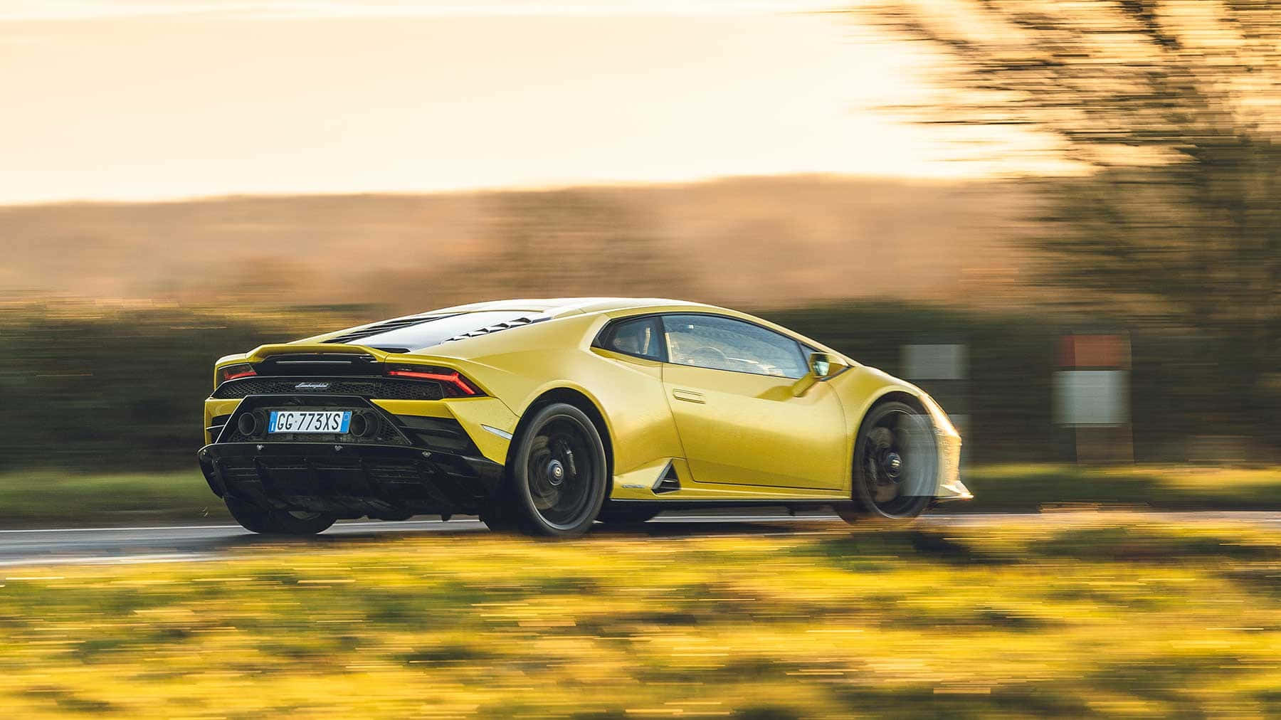Lamborghini Huracan kører ned ad en landevej Wallpapers