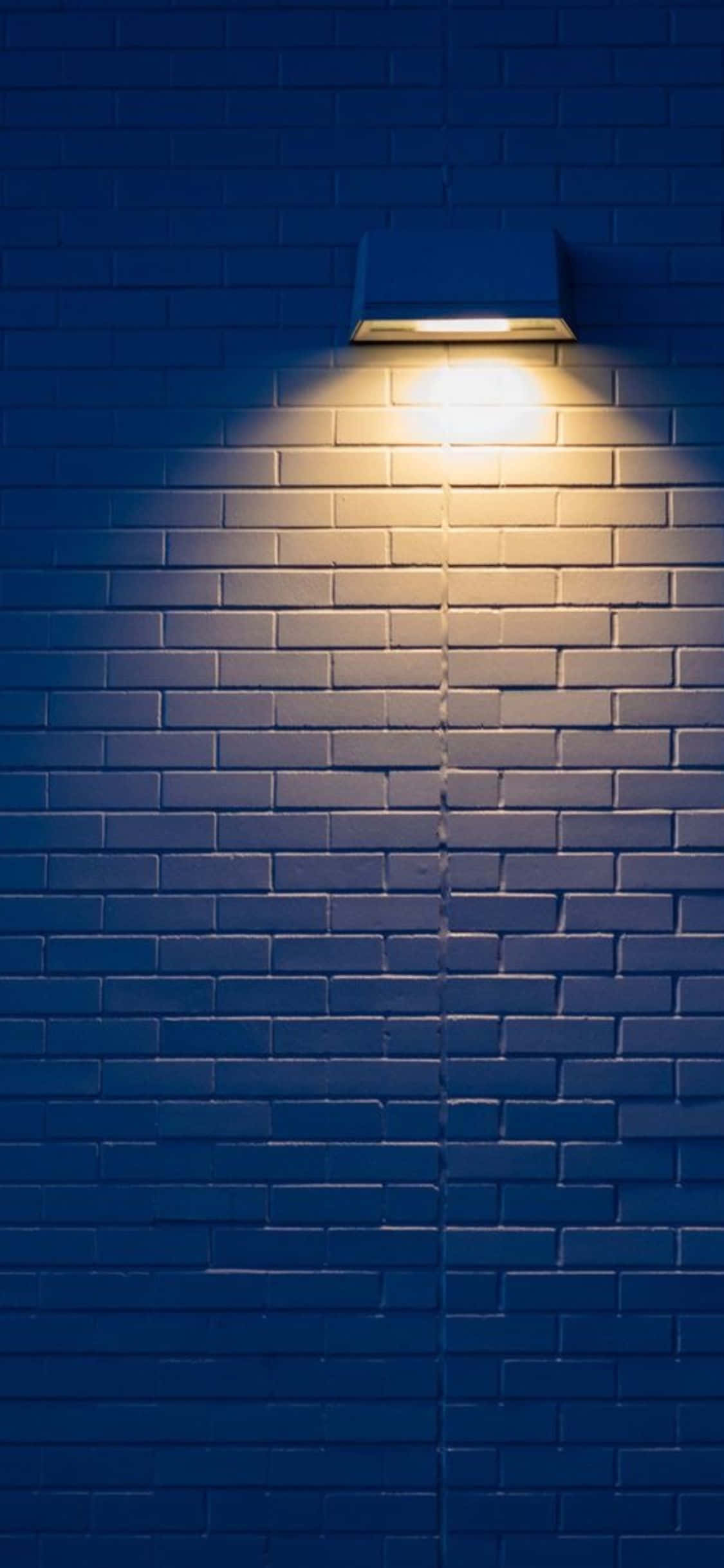 Lampe på en murstensvæg iPhone X minimal baggrund Wallpapers