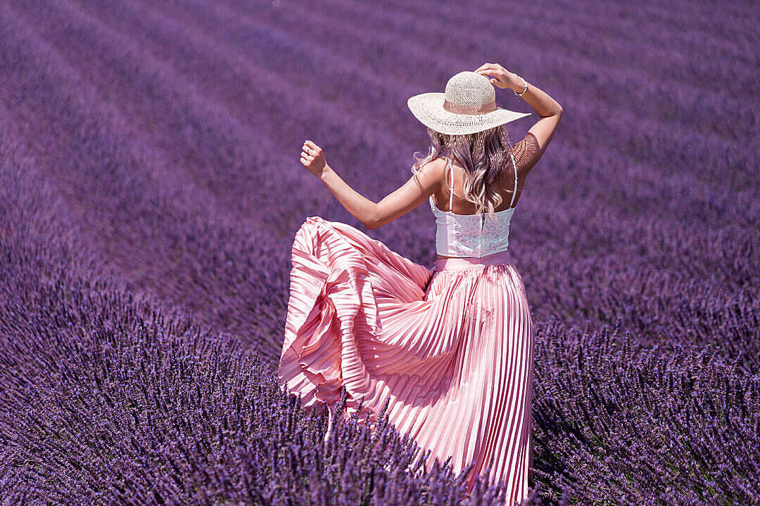 Lavendel æstetisk kvinde i lyserødt nederdel Wallpapers